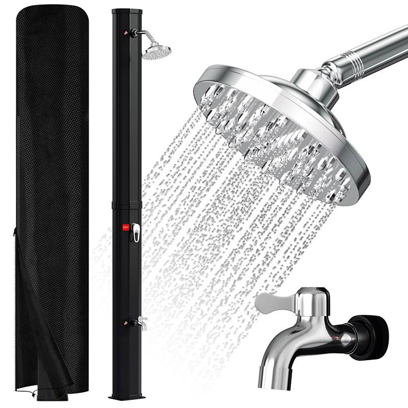 Außendusche mit angebrachtem Überkopfbrausekopf, stehendem schwarzem Duschrohr und verchromtem Wasserhahn. Wasser spritzt aus dem Brausekopf.