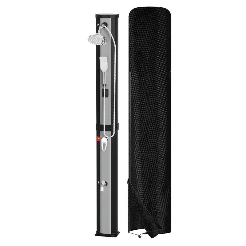 Outdoor-Solardusche mit verstellbarem Duschkopf, angebrachtem Schlauch und schwarzer Schutzabdeckung zur einfachen Lagerung.