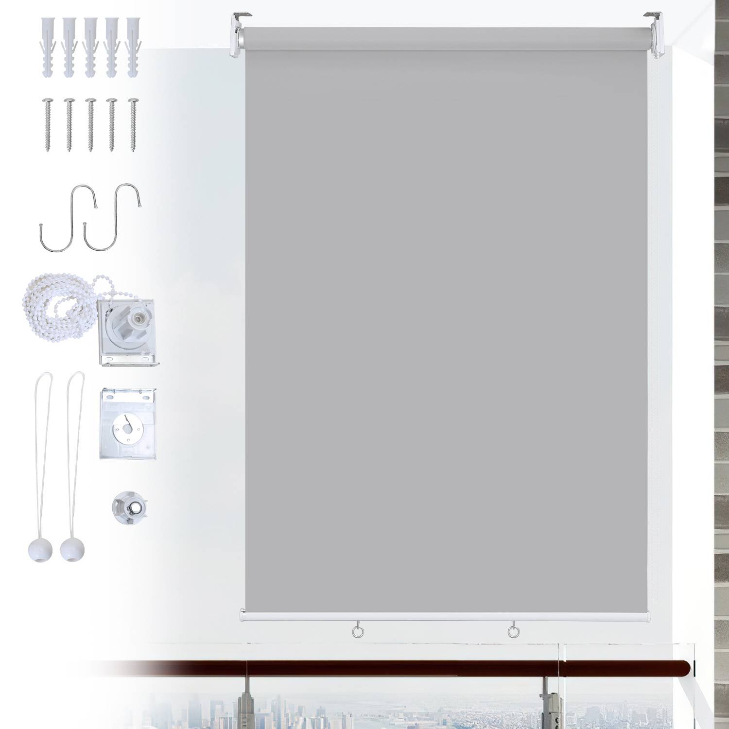 Ein grauer Rollorollo mit Installationsset bestehend aus Schrauben, Haken, Ketten und Rollen, gezeigt vor einem Fensterrahmen mit Stadtausblick.