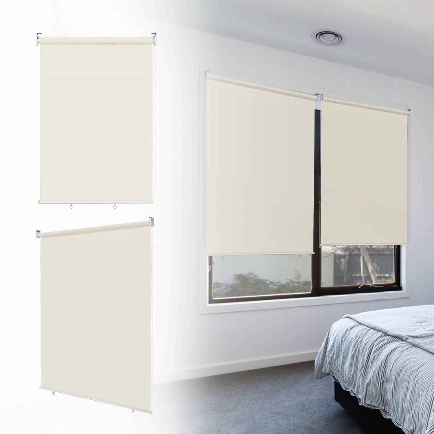 Drei beige Rollo-Jalousien: zwei einzeln und eines an einem Fenster in einem hellen Zimmer mit grauem Teppich und teilweisem Bettblick installiert.