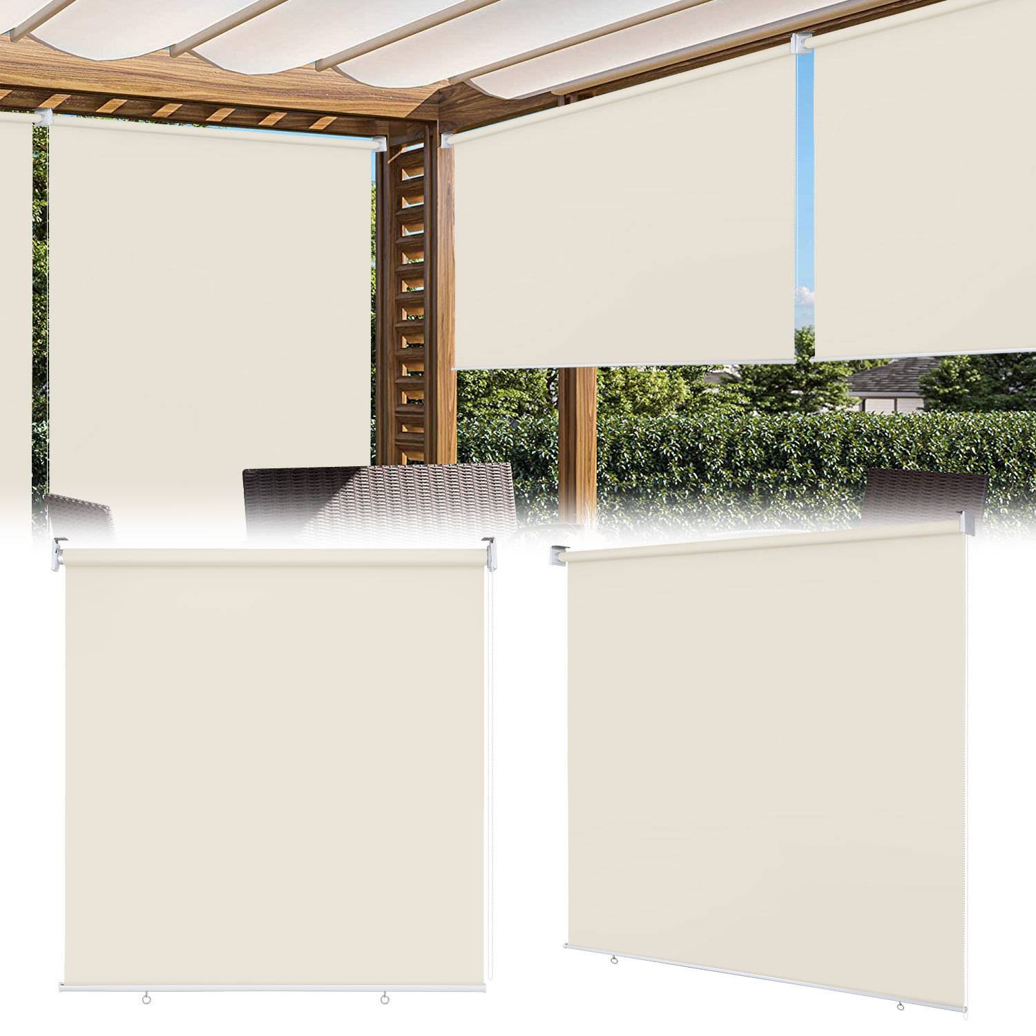 Außenterrasse mit beigen Rollos, die Schatten unter einer Pergola vor einem Hintergrund von Grün spenden.
