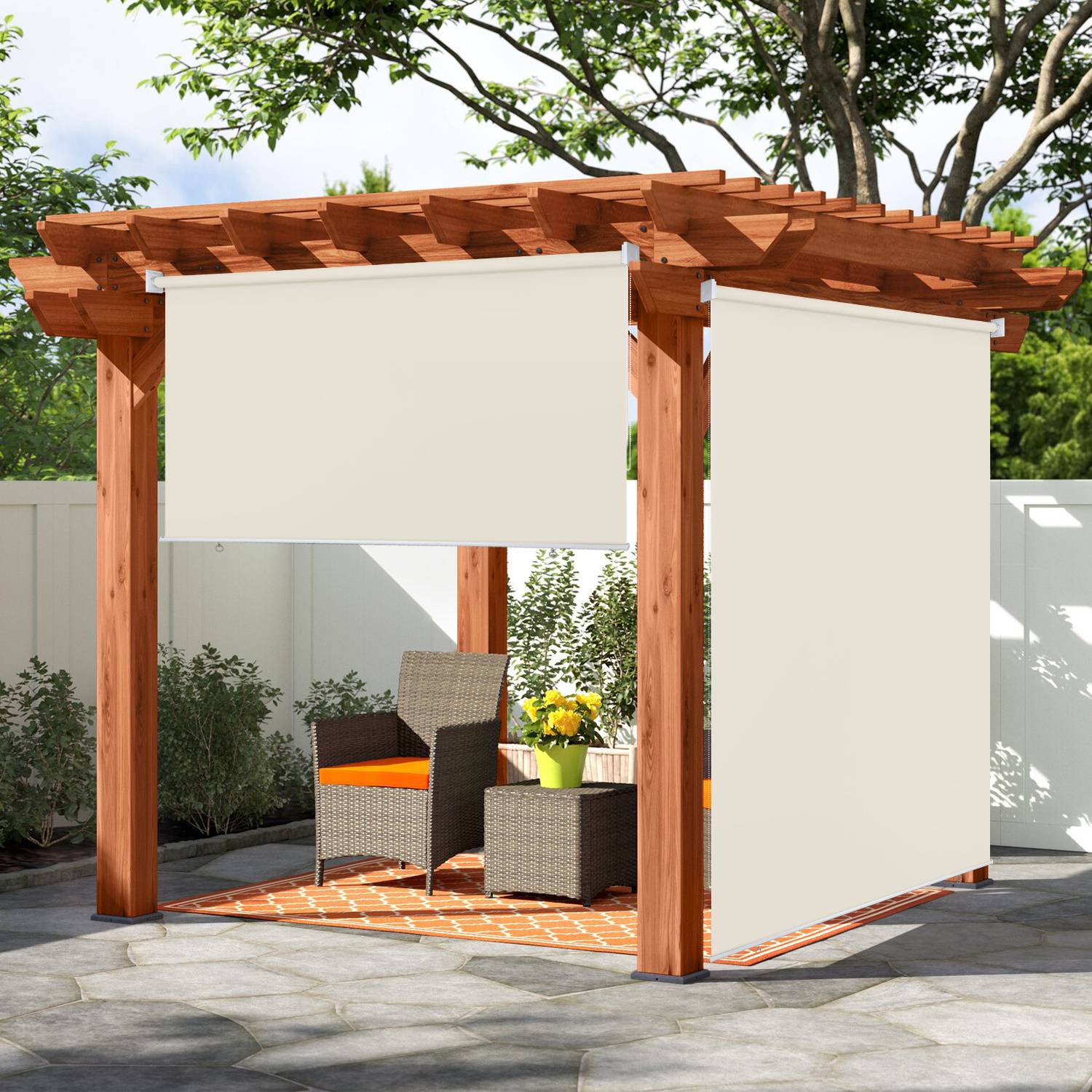 Eine Holzpergola mit beigefarbenen Stoffjalousien, die teilweise heruntergelassen sind und einen Patio-Möbelsatz mit einem kleinen Tisch und zwei Stühlen auf einem gemusterten Teppich im Freien abdecken.
