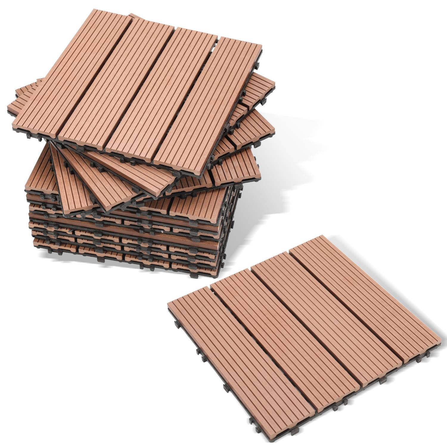 Stapel aus ineinandergreifenden braunen Holz-Terrassenfliesen, plus eine separate Fliese, gezeigt vor weißem Hintergrund.