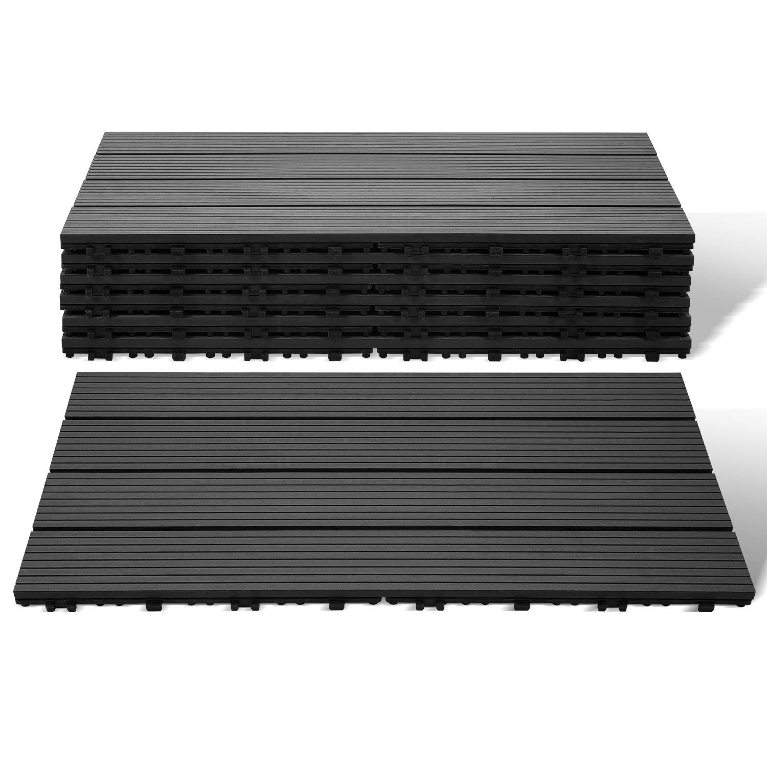 Zwei gestapelte Stapel schwarzer Verbundwerkstoff-Terrassendielen mit Nuten, die ihre Textur und Gleichmäßigkeit für die Außenverwendung zeigen.