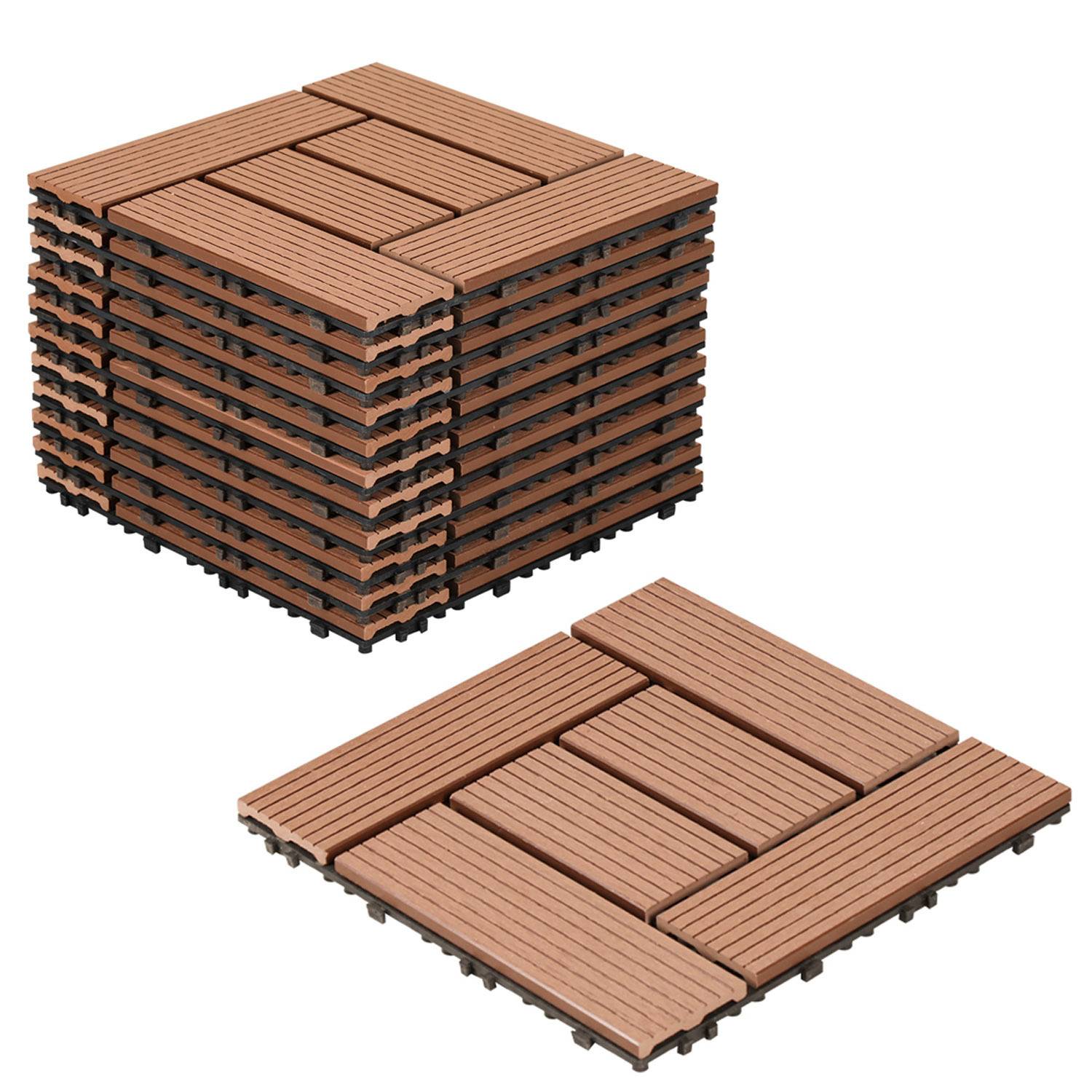 Ein Stapel ineinandergreifender Holzfußbodenfliesen mit Quadratmuster, ausgestattet mit linearen Nuten, geeignet für den Außenbereich oder Terrassen.
