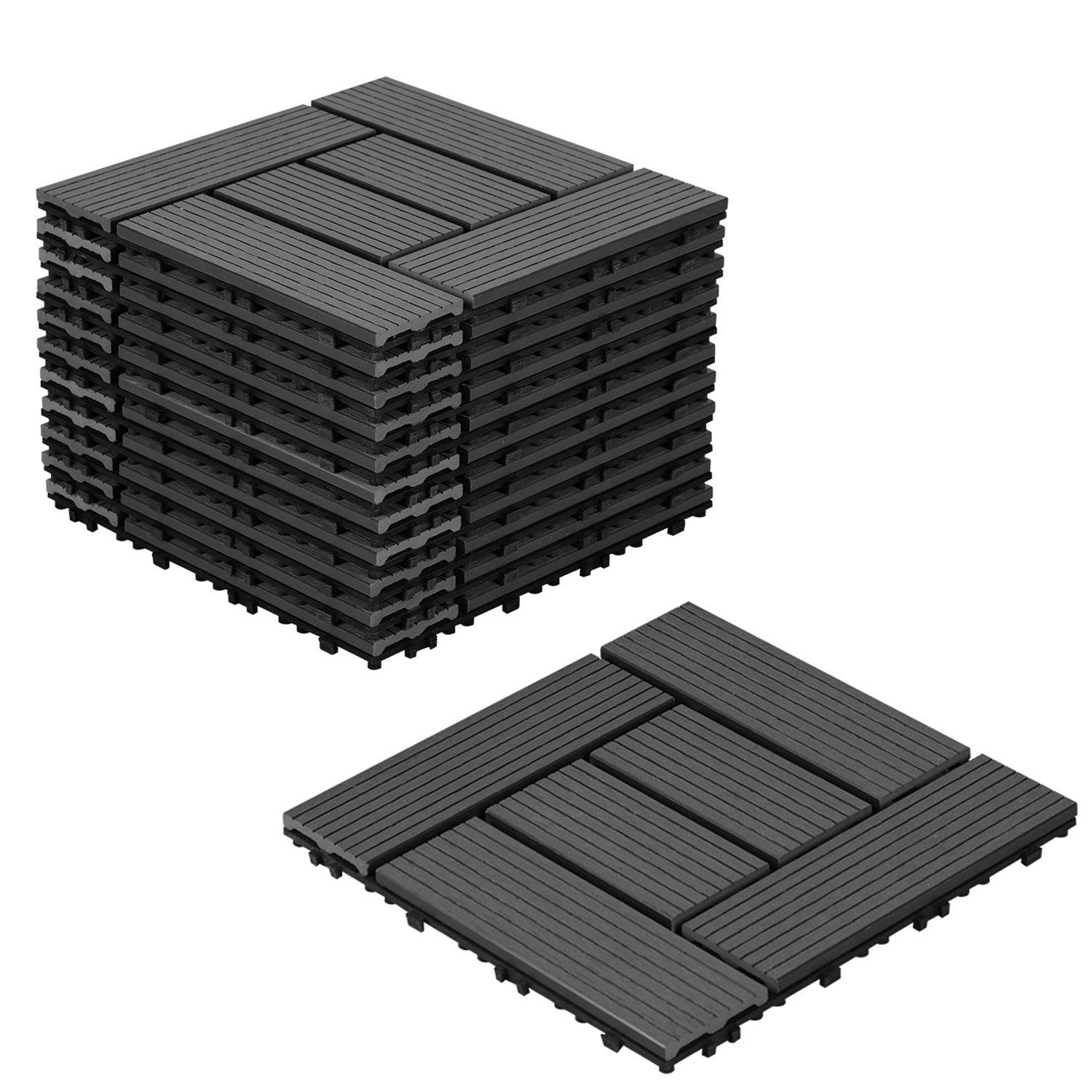 Verzahnte Terrassenfliesen, schwarz, übereinander gestapelt, und eine Fliese flach verlegt, die Verlegemuster veranschaulicht.