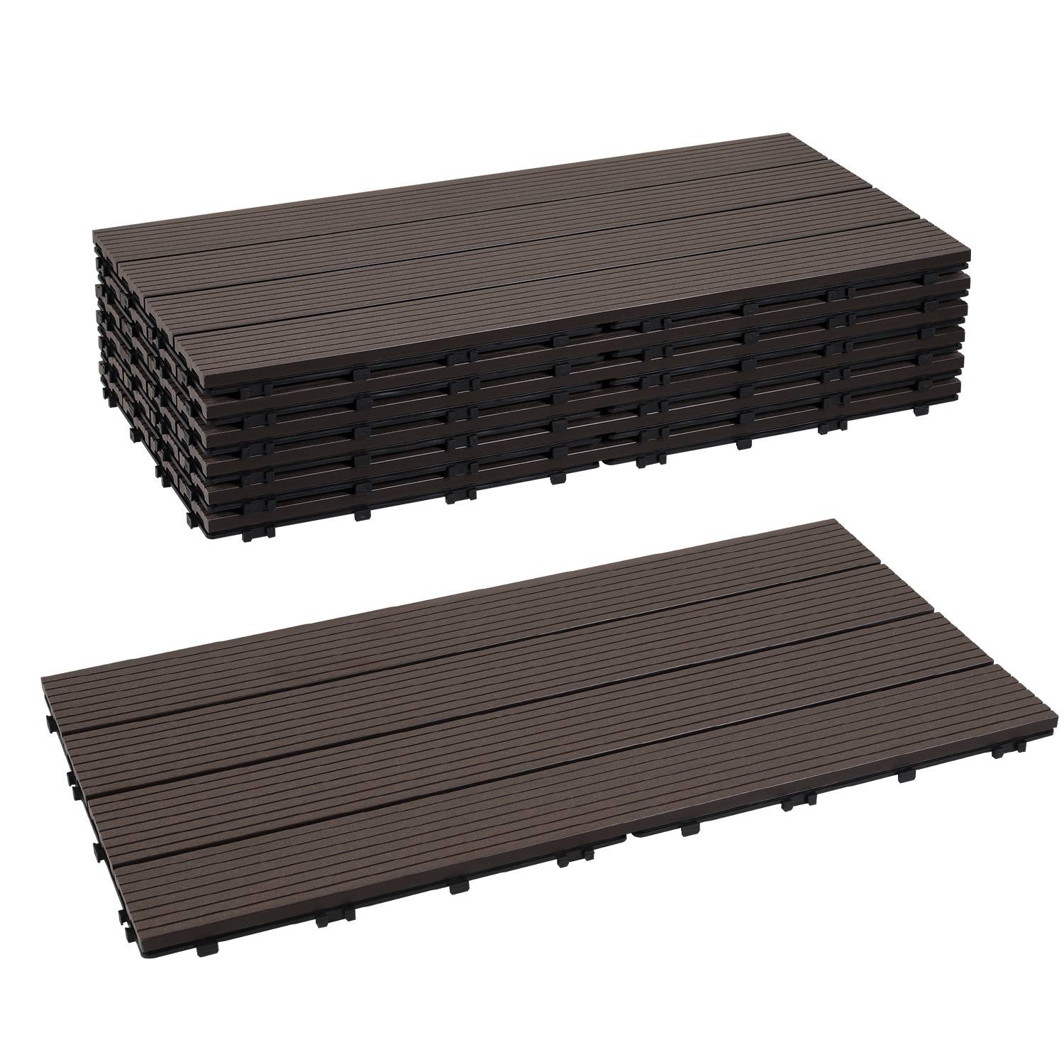 Stapel und einzelnes Stück dunkelbraune Holz-Verschiebesystem-Terrassenfliesen, die Textur und Design für Außenbodenbelagslösungen zeigen.