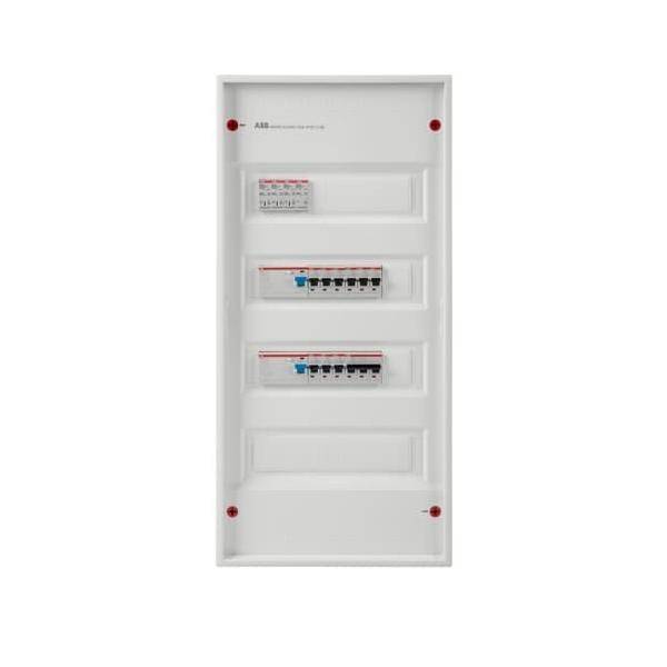 Ein weißes Elektroschaltpult mit Reihen von Schaltern, wobei jeder Bereich durch Trennbleche unterteilt ist. Die Marke „ABB