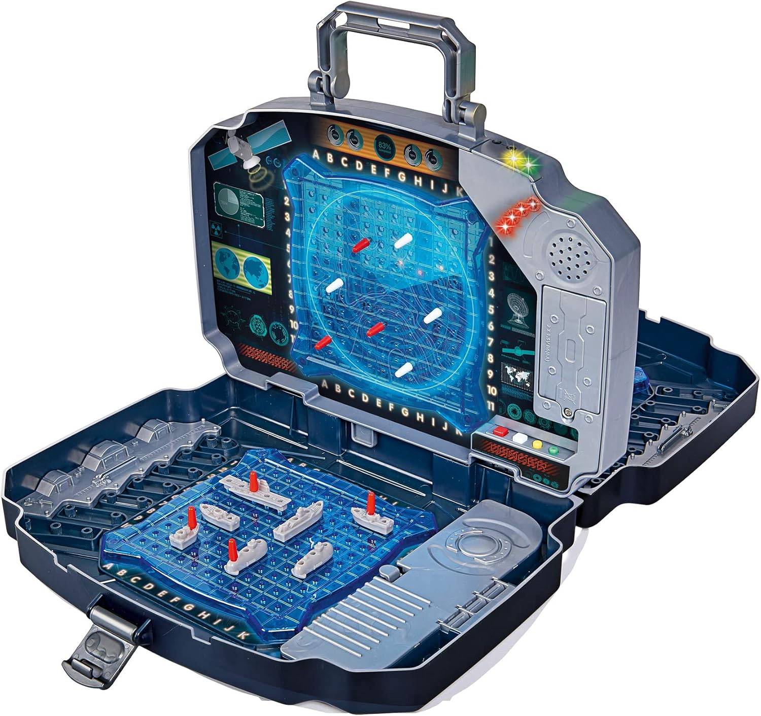 Ein elektronisches Schiffe-Versenken-Spiel, das sich mit einem blauen Gitter öffnet, verschiedene platzierte Schiffe und digitale Anzeigetafeln, die Spielinformationen zeigen.