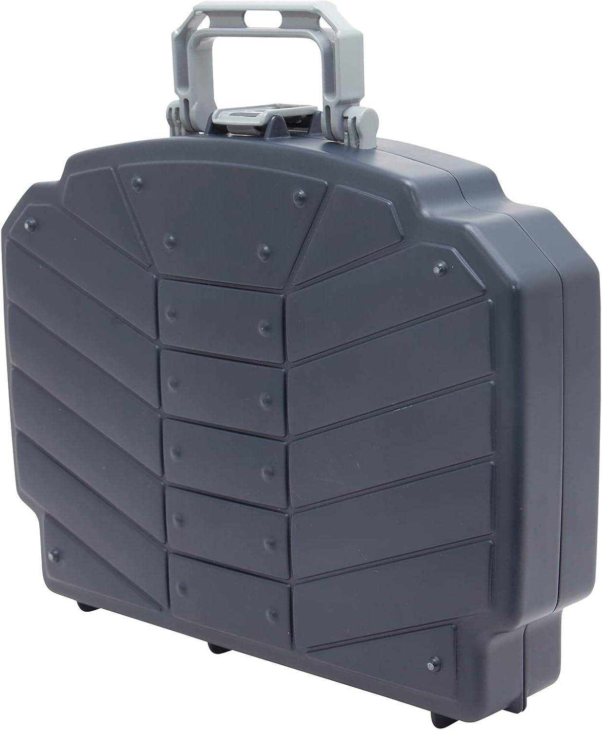 Ein kleiner, hartschaliger, grauer Koffer mit geriffeltem Design, aufrecht auf hellem Hintergrund stehend.