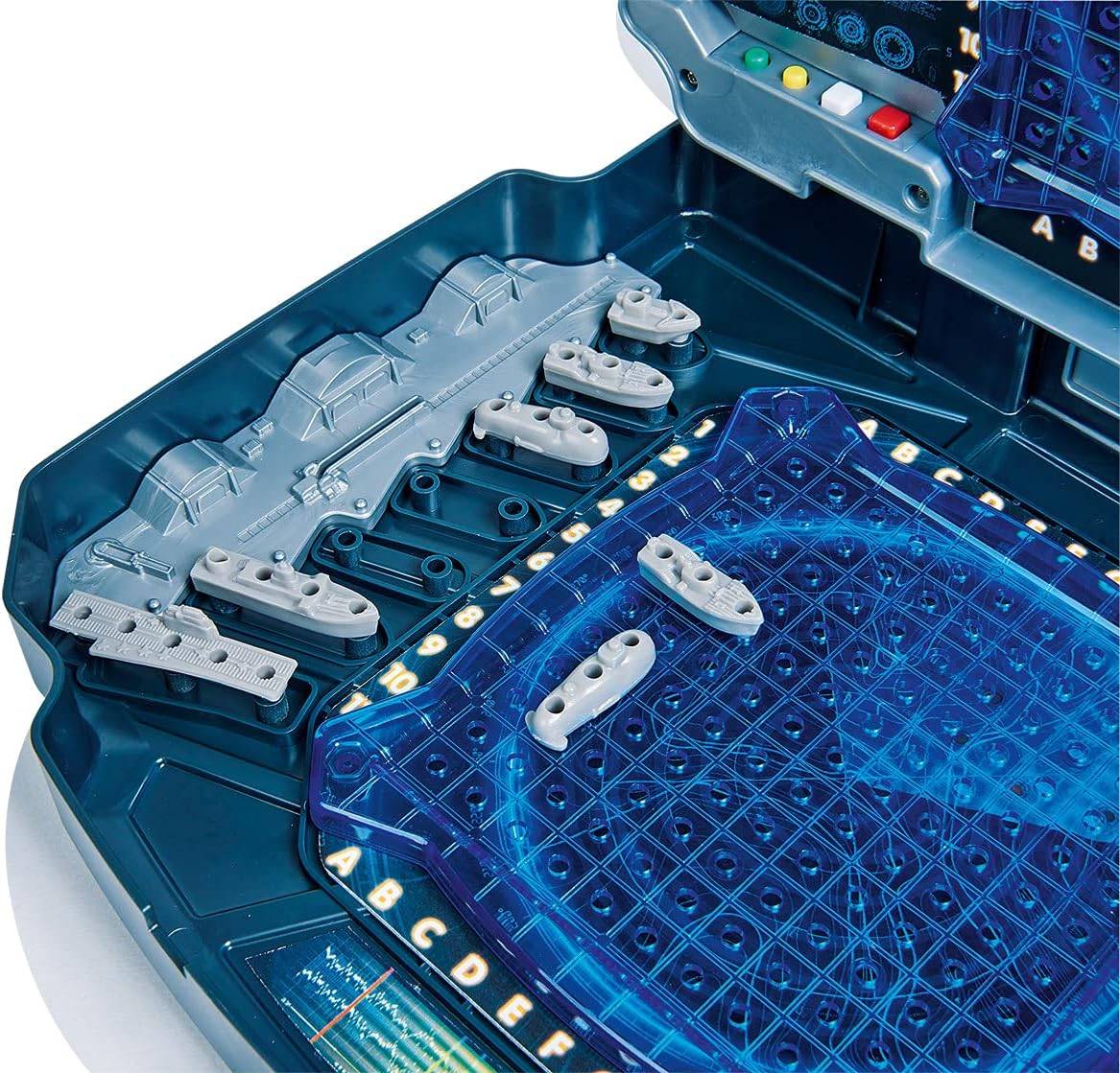 Eine Nahaufnahme eines strategischen Brettspiels mit einem Raster mit Schiffen und Stiften, die verwendet werden, um Züge und Treffer während des Spiels zu verfolgen.