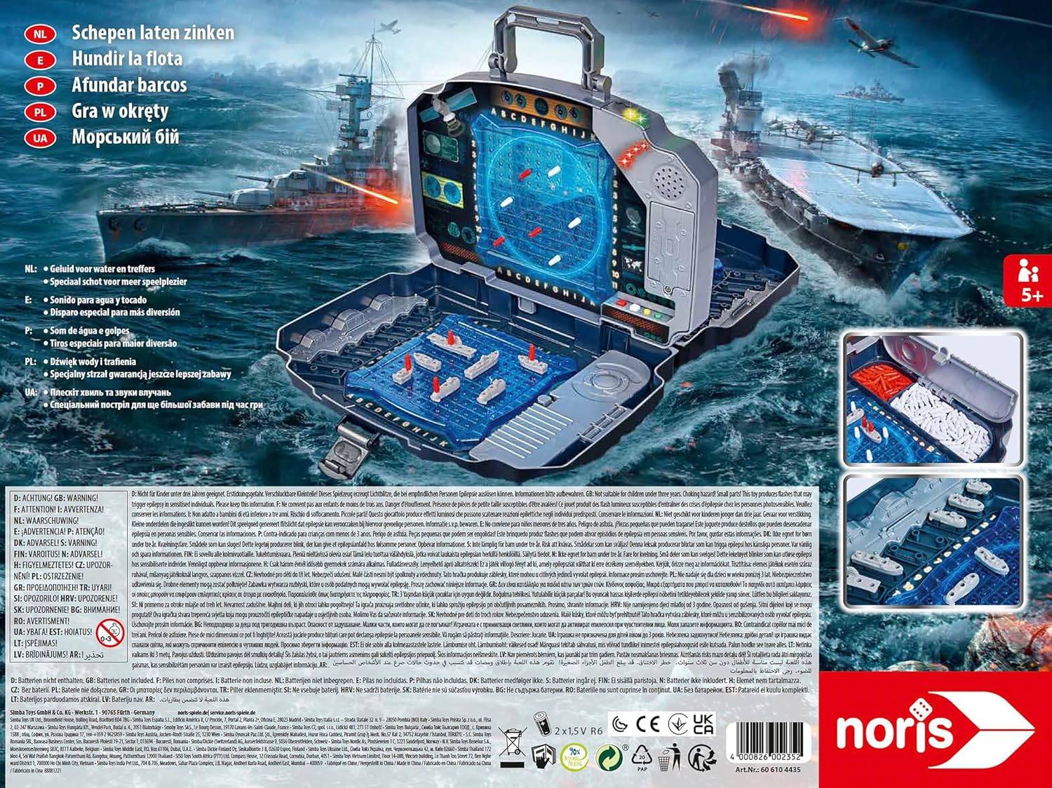 Battleship'-Spielkarton mit geöffnetem elektronischem Spielfeld vor stürmigem Meereshintergrund; Schiffe sowohl in echtem Wasser als auch in Spielform.
