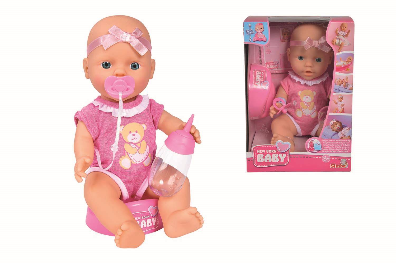 Spielzeugpuppe mit rosa Outfit, rosa Schleife und Schnuller, sitzend mit einer Spielzeugflasche. Die Verpackung enthält das gleiche Puppenbild.