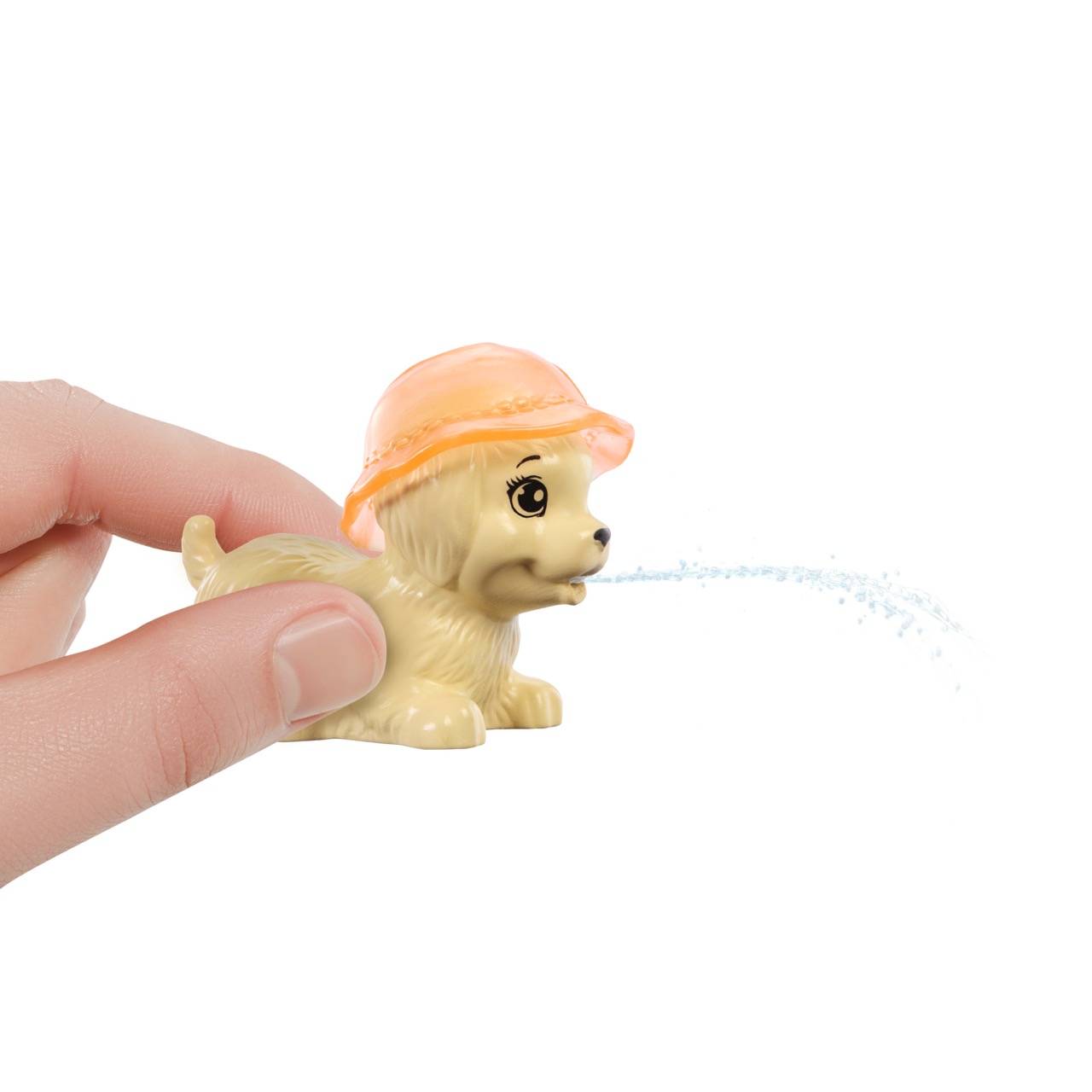 Eine Hand hält einen kleinen Spielzeughund, der einen orangefarbenen Hut trägt, und lässt einen Strahl von glitzerndem Wasser aus seinem Maul fließen.