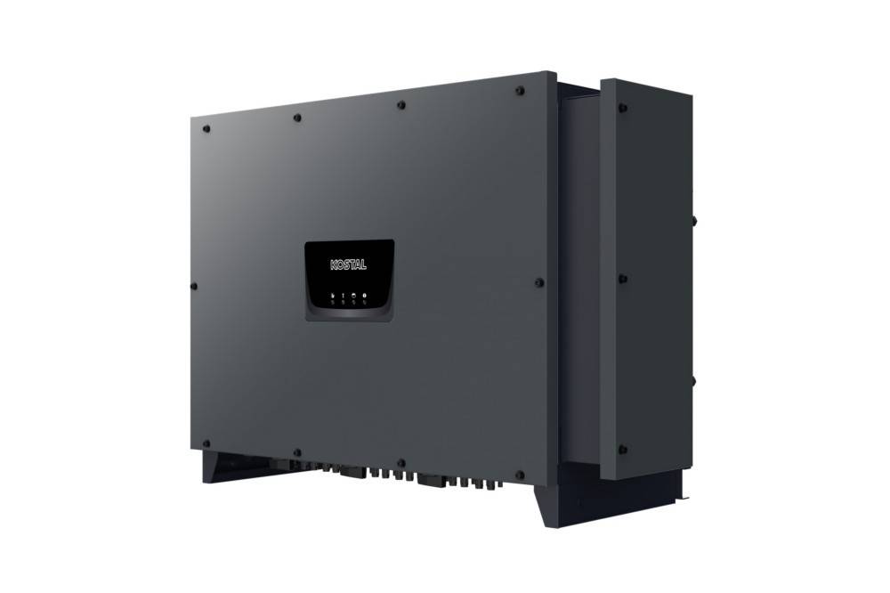 Ein großer, eleganter schwarzer Industrie-Wechselrichter mit digitaler Anzeige, auf der ein Markenname angezeigt wird, wird in Solarenergie-Systemen verwendet.