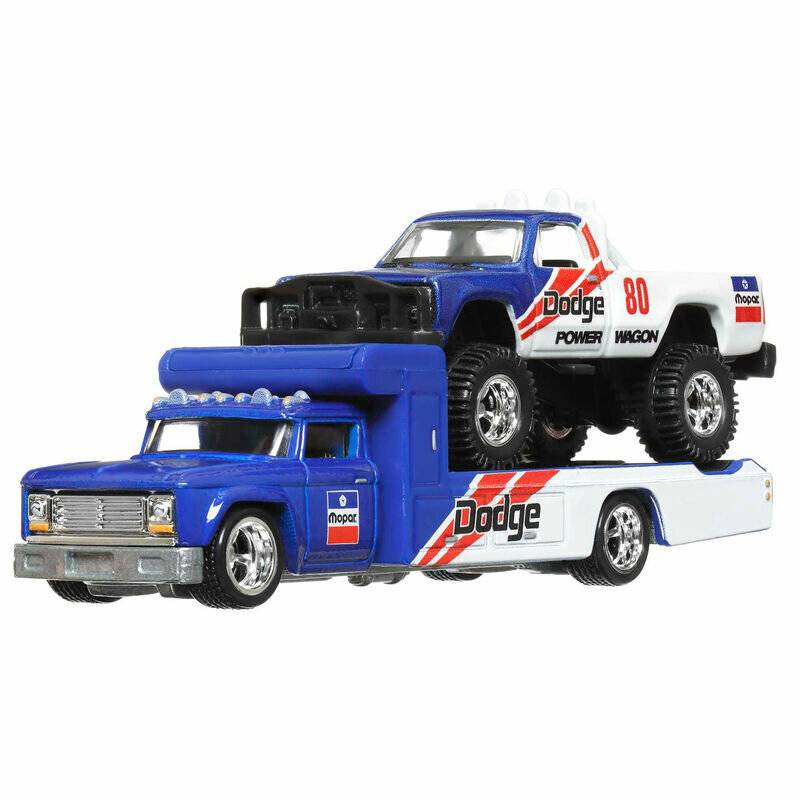 Ein blaues und weißes Spielzeug-Abschleppfahrzeug, das einen weißen und blauen Dodge Power Wagon mit der Nummer 80 mit Logos und Rennstreifen transportiert.