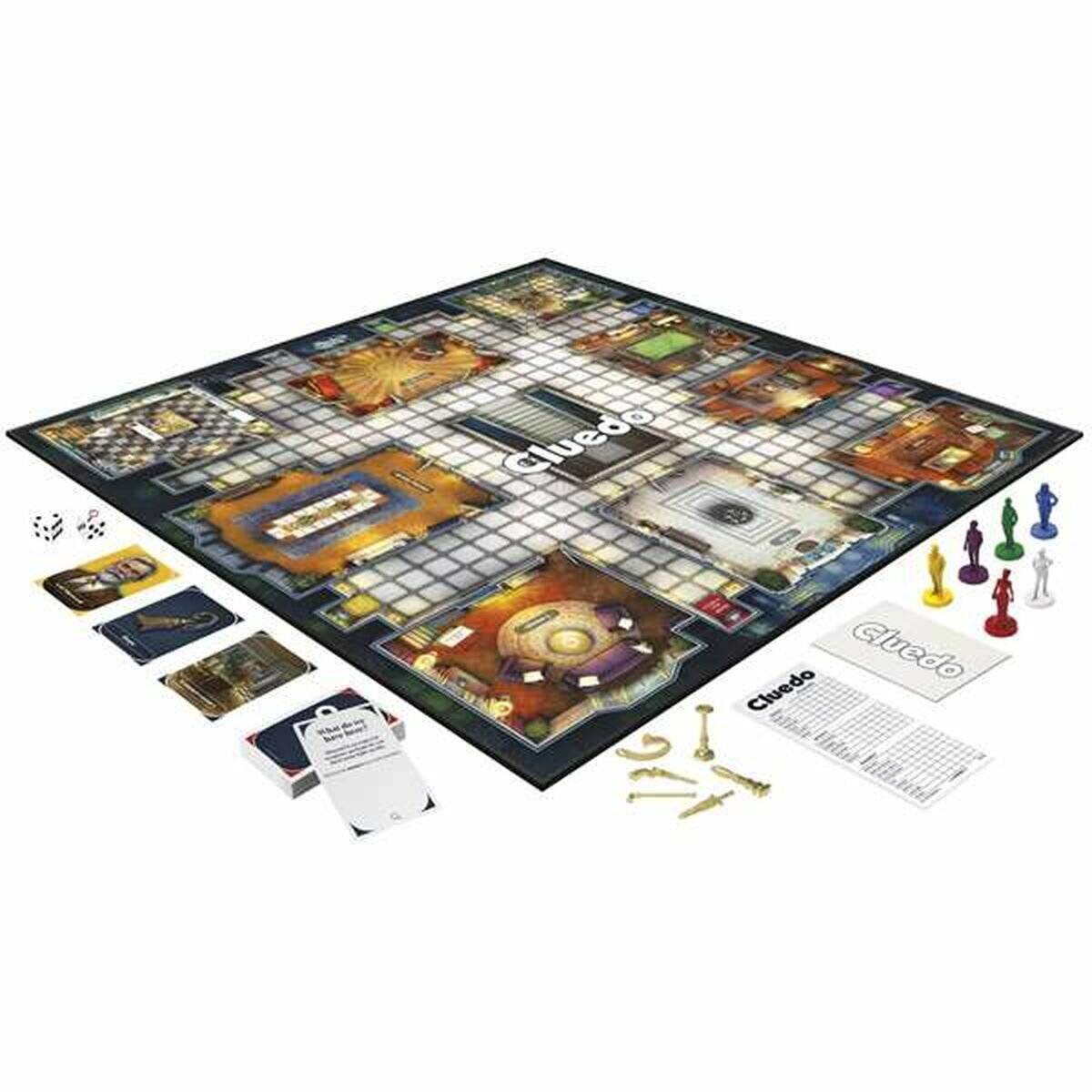 Ein Cluedo-Brettspielaufbau mit Karten, Spielfiguren, Würfeln und einem Lösungsumschlag. Das Spielbrett verfügt über mehrere Zimmer und Wege für das Gameplay.