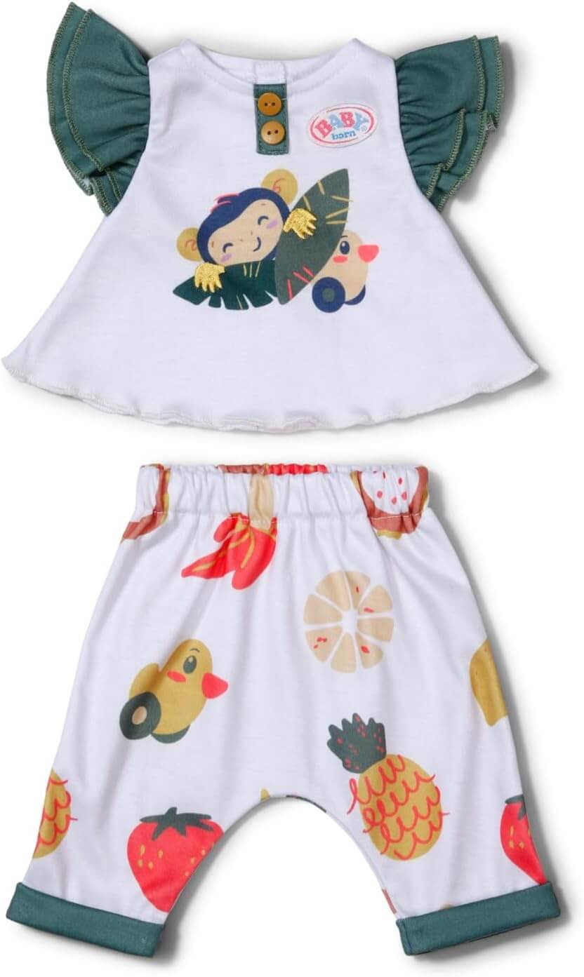 Ein Kinderoutfit mit weißem Oberteil mit einer Illustration eines lächelnden Faultiers und einem passenden Rock mit bunten Früchte- und Entenmustern.