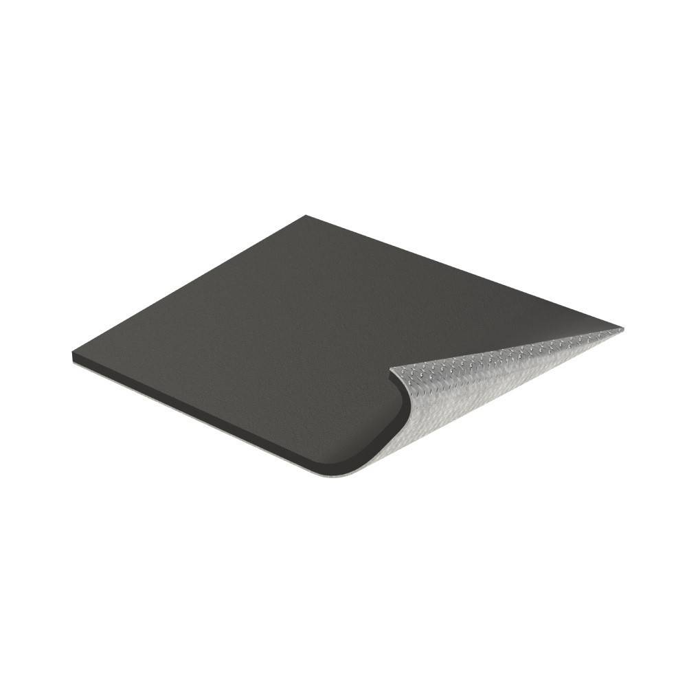 Eine schwarze Gummimatte mit einer angehobenen Ecke, die eine strukturierte silberfarbene Unterseite enthüllt.