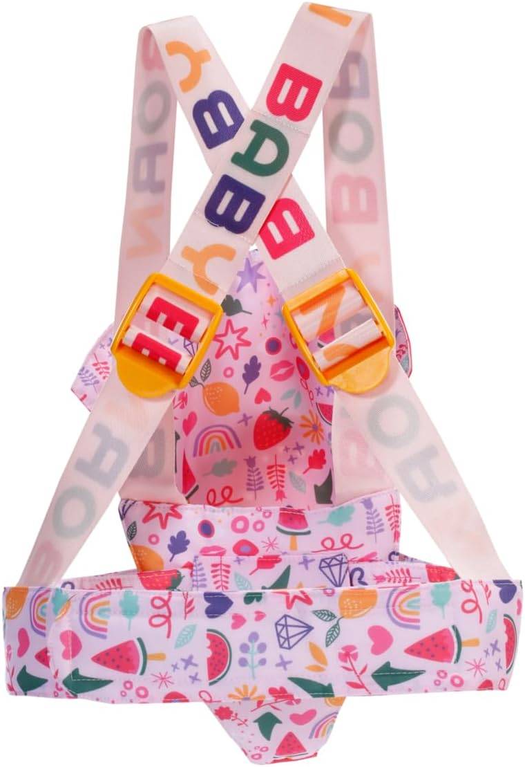 Ein buntes Kindergeschirr mit Alphabet-Riemen und verspielten Obst- und geometrischen Mustern, ausgestattet mit verstellbaren gelben Schnallen.