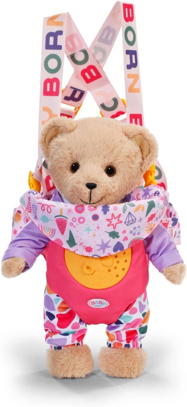 Ein Teddybär mit einem bunten gemusterten Outfit, das Sterne und geometrische Formen zeigt, umgeben von rosa und orangefarbenen Akzenten.