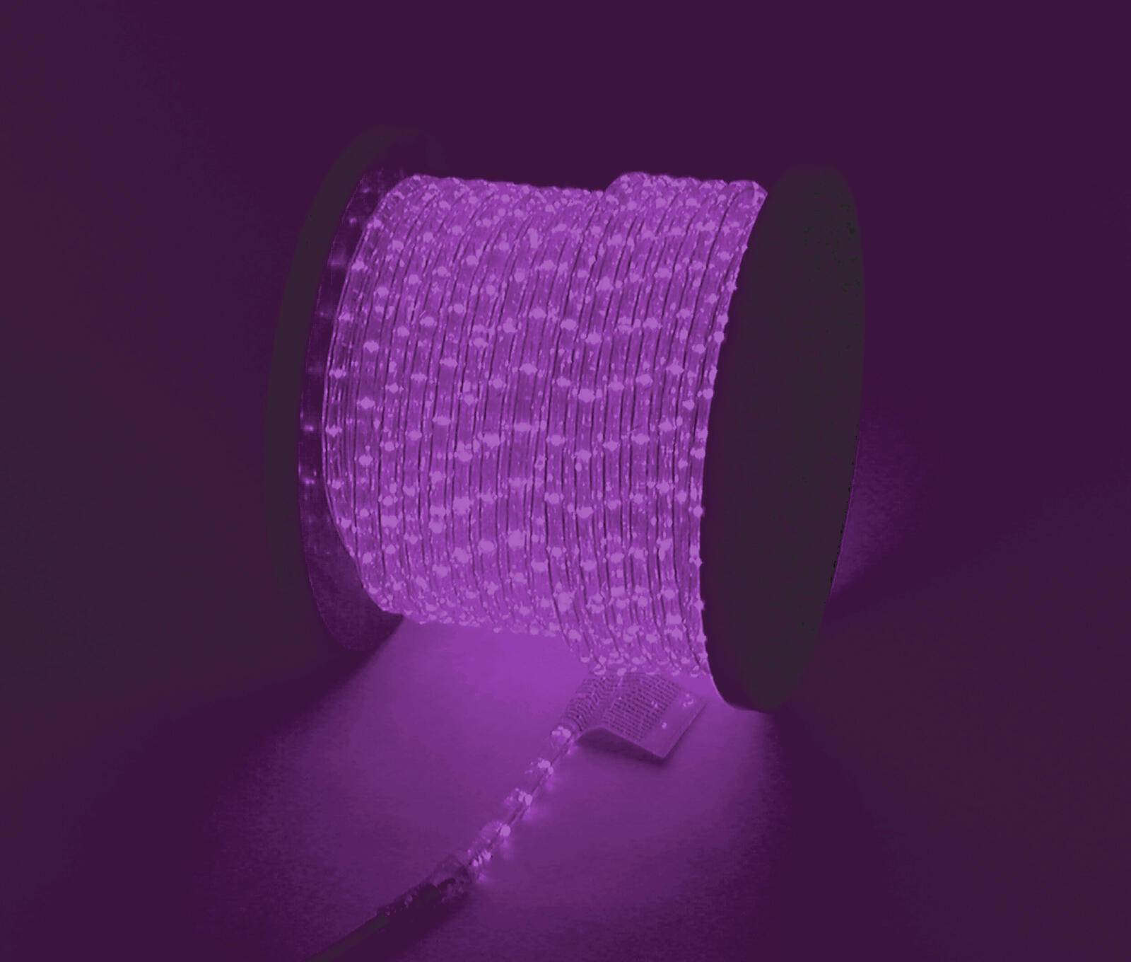 Eine Spule mit leuchtend violetten LED-Leuchten, ordentlich aufgewickelt und mit sanftem lumineszierendem Glanz in einer schwach beleuchteten Umgebung strahlend.