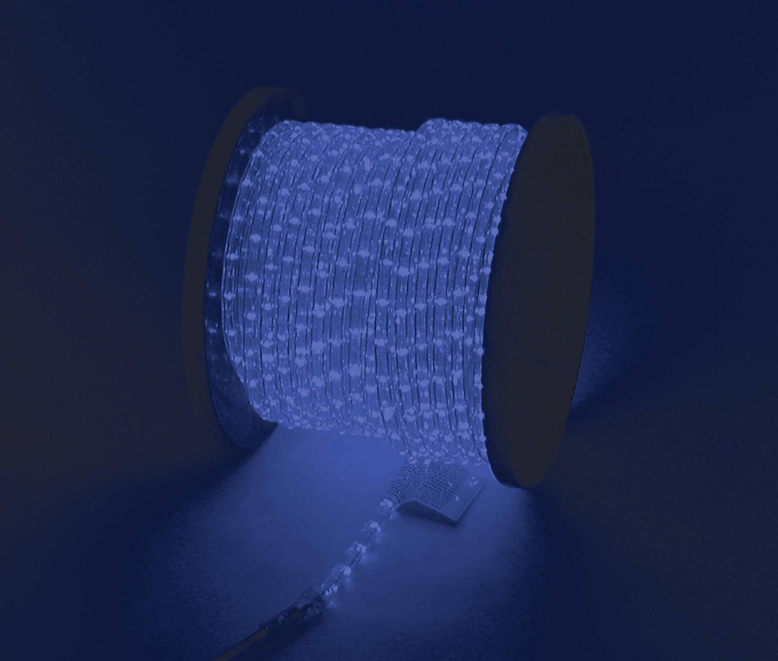 Eine große Spule mit aufgewickelten LED-Lichterketten sendet ein weiches blaues Licht aus und beleuchtet die umgebende Fläche mit gedimmtem, stimmungsvollem Licht.