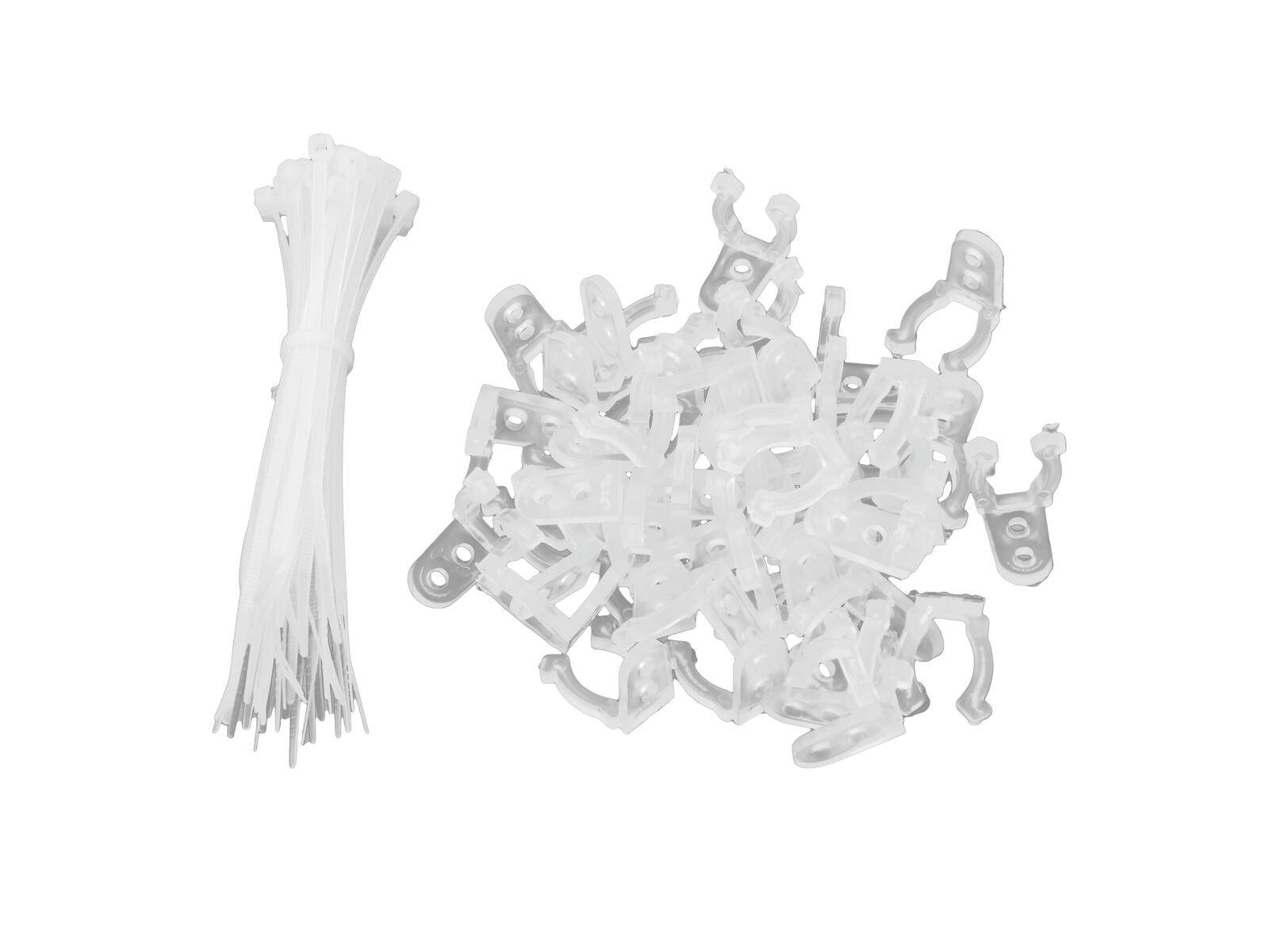 Ein Bündel weißer Kabelbinder neben einem Haufen Kabelclips, die zum Organisieren und Sichern von Kabeln verwendet werden.