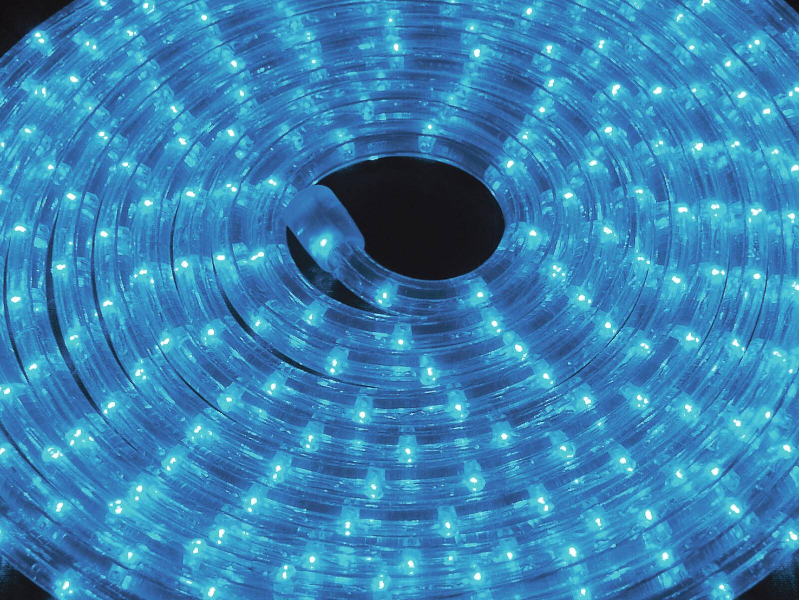 Ein aufgerollter blauer LED-Lichtstreifen, der gegen einen dunklen Hintergrund ein helles, gleichmäßiges Leuchten ausstrahlt und auf die Verwendung zur dekorativen oder Umgebungsbeleuchtung hindeutet.