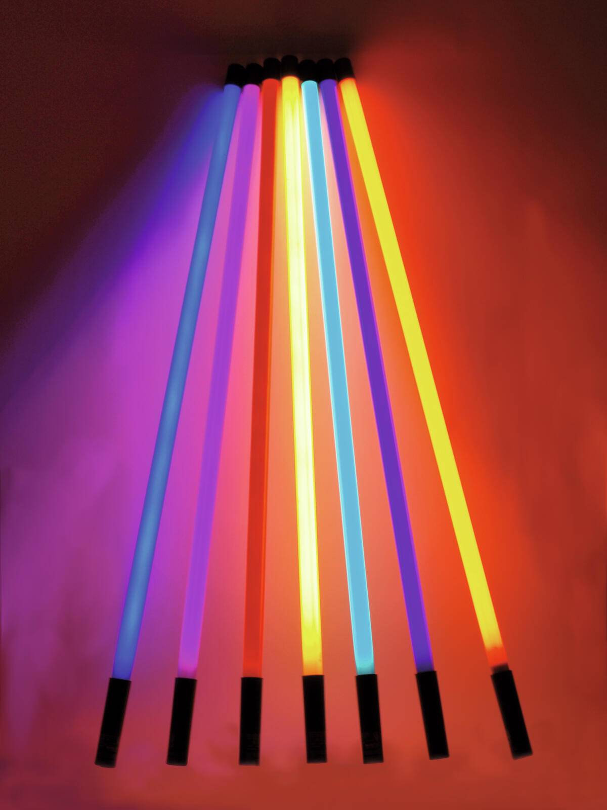 Sechs farbenfrohe, vertikale Lichtschwerte, die in einer Fächerform angeordnet sind und einen Hintergrund mit Farbverläufen in Schattierungen von Lila, Blau und Orange beleuchten.