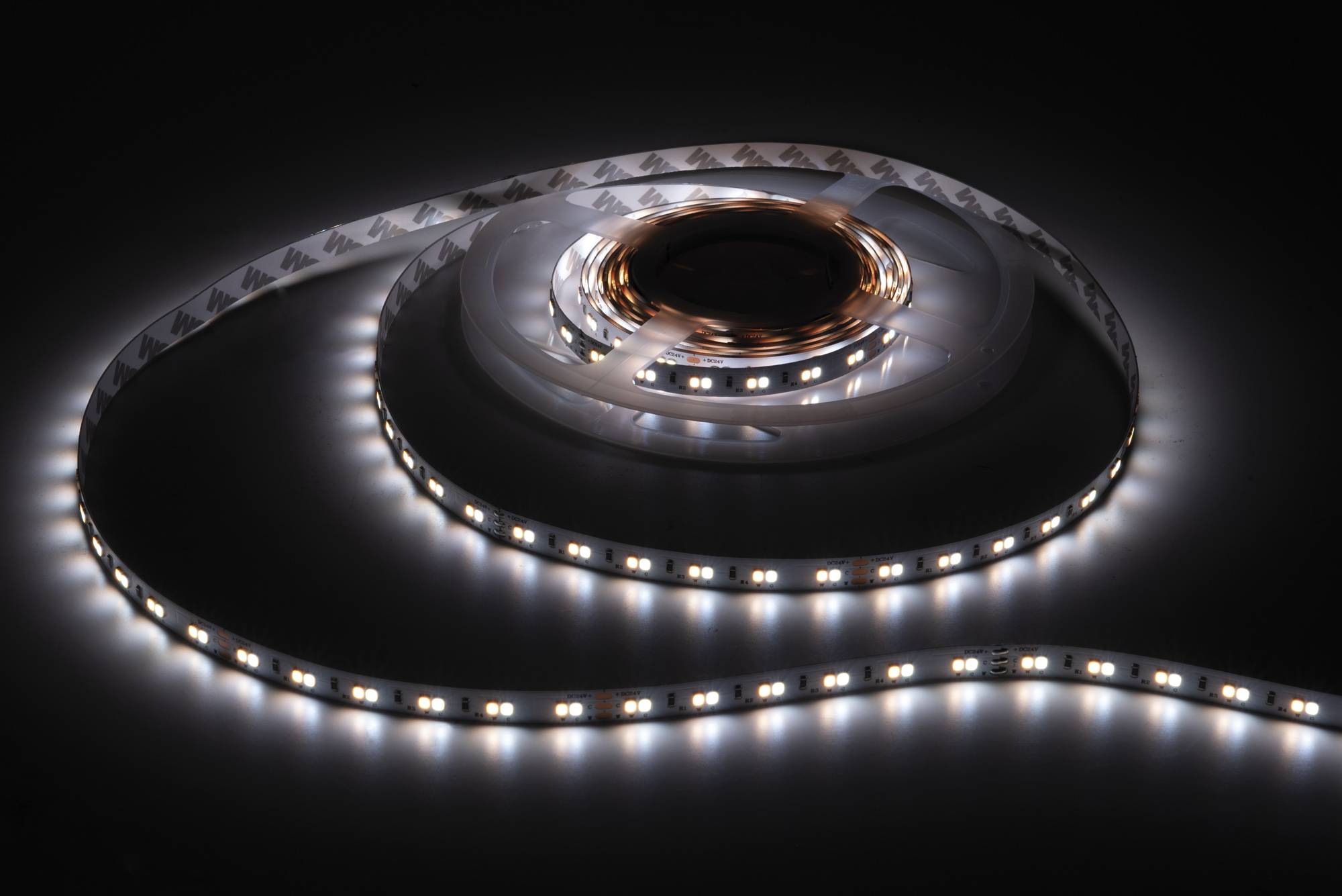 LED-Streifen in einem zirkulären Muster aufgewickelt, das helle weiße Lichter gegen einen dunklen Hintergrund zeigt.