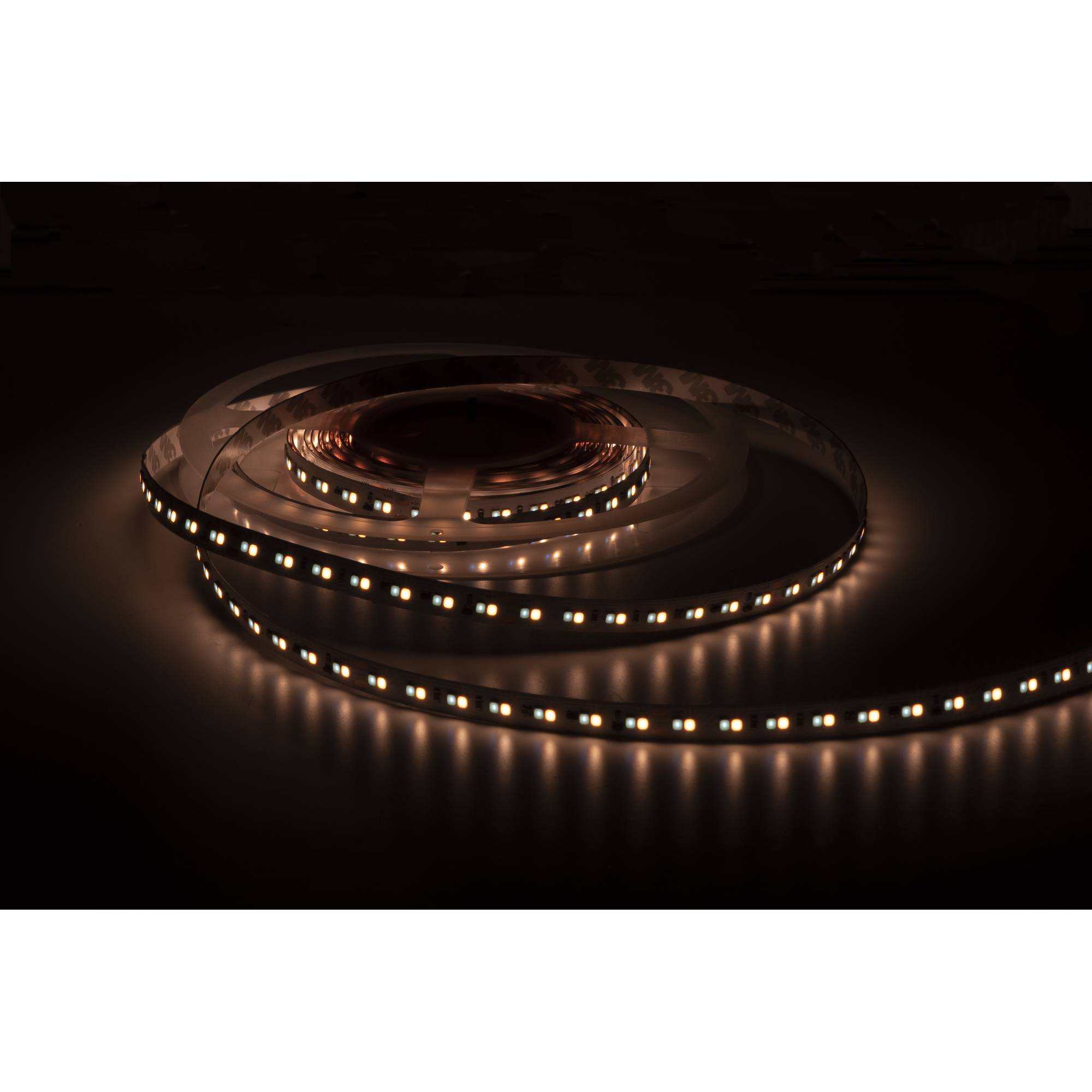 Ein leuchtendes LED-Streifenlicht, das in einer Spiralform auf einer dunklen Oberfläche aufgewickelt ist und warmes Umgebungslicht ausstrahlt.