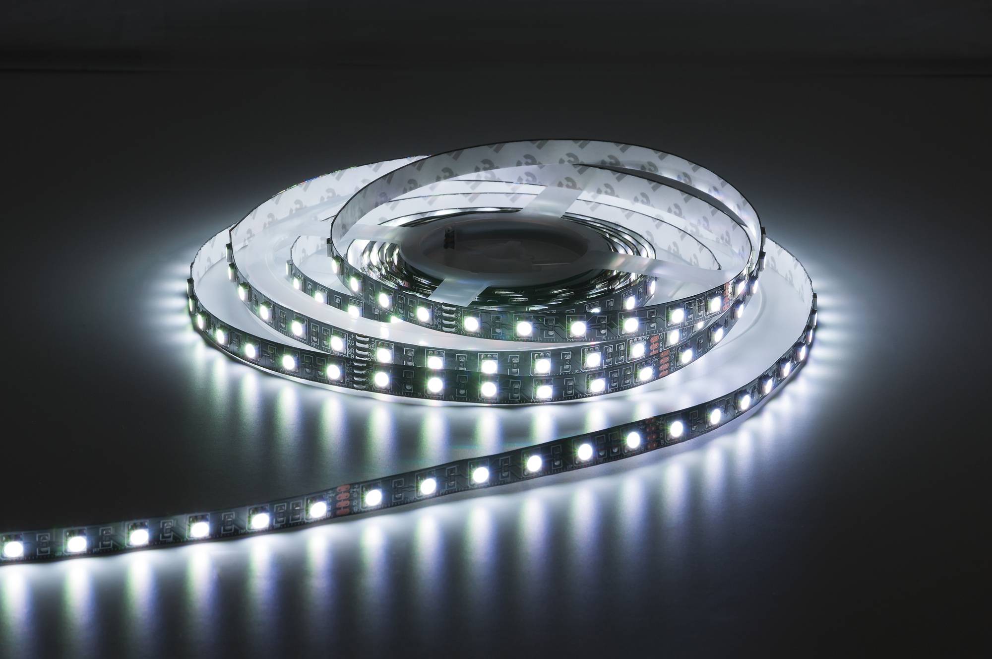 Ein aufgewickeltes LED-Streifen-emittiert ein helles weißes Licht, das seine Flexibilität hervorhebt und sein Potenzial für verschiedene dekorative Zwecke in der Lichtgestaltung zeigt.