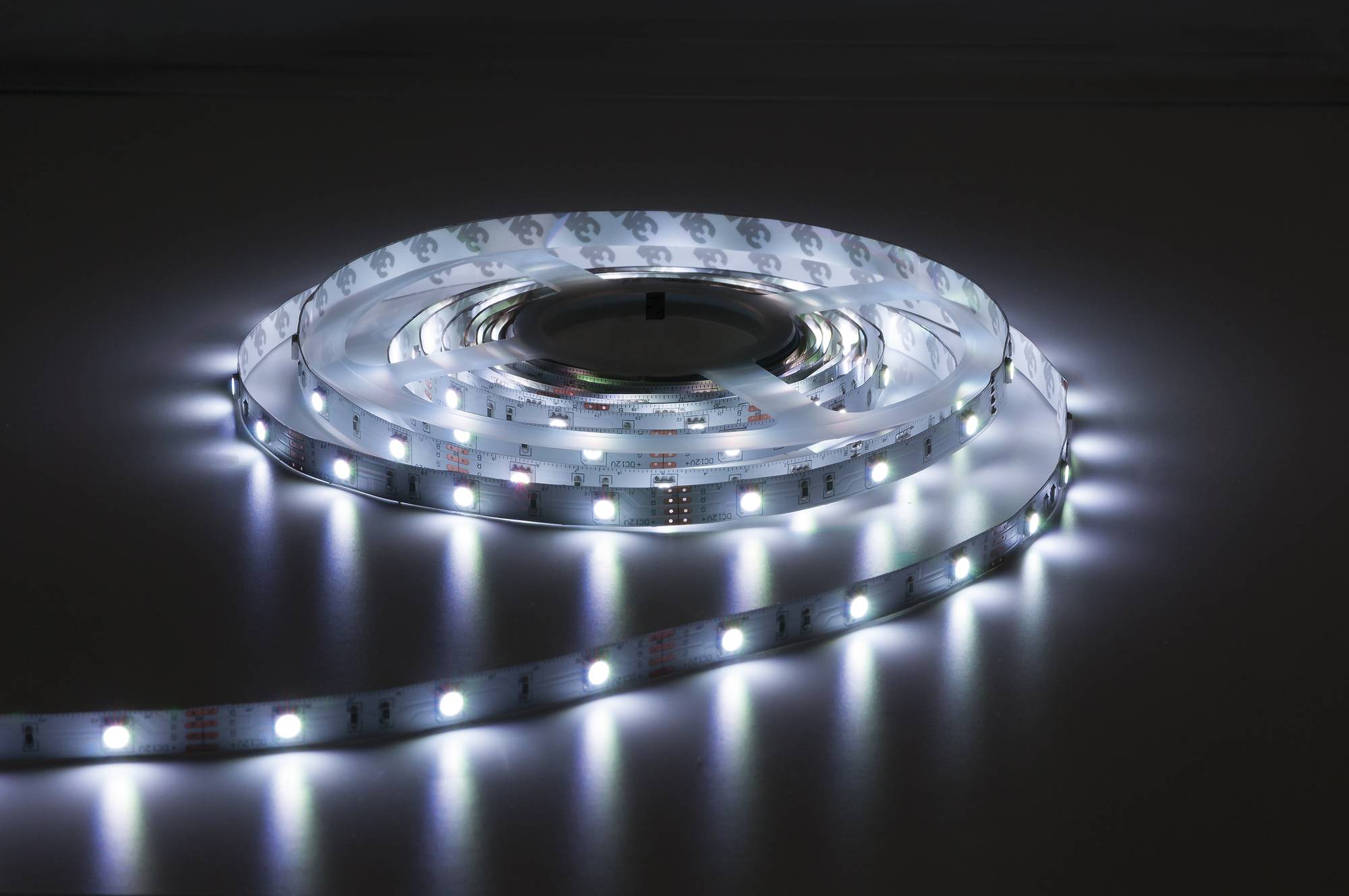 Aufgewickelter LED-Lichtstreifen mit intensiver weißer Lichtabgabe.