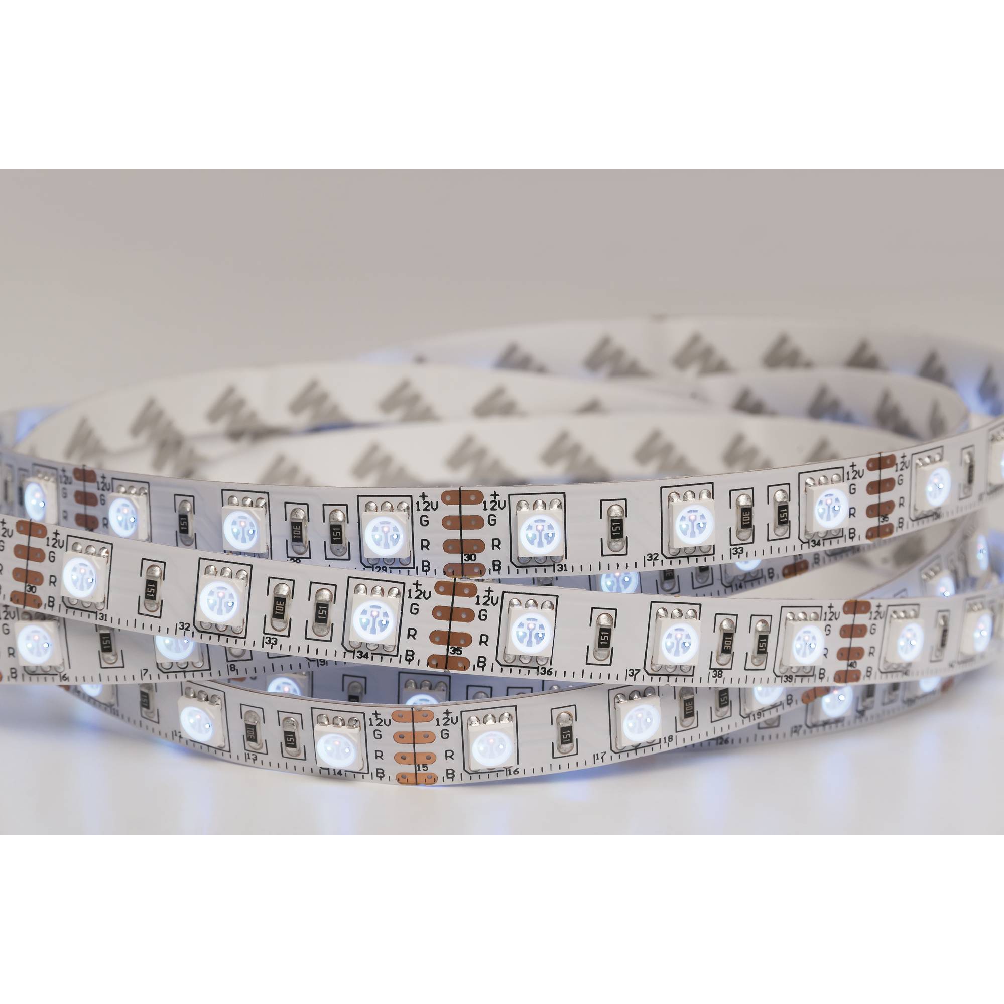 Ein aufgerollter LED-Streifenlicht zeigt helle weiße Einzellichter entlang seiner Oberfläche an und eignet sich für dekorative oder funktionale Beleuchtung.