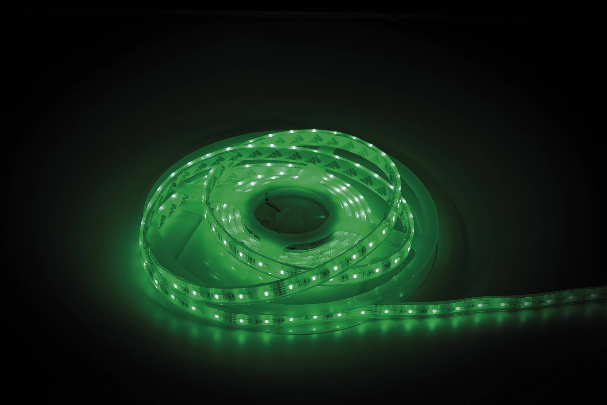 Ein aufgerolltes Stück grüner LED-Leuchten, die hell gegen einen dunklen Hintergrund leuchten und das flexible Design und die lebendige Farbe hervorheben.