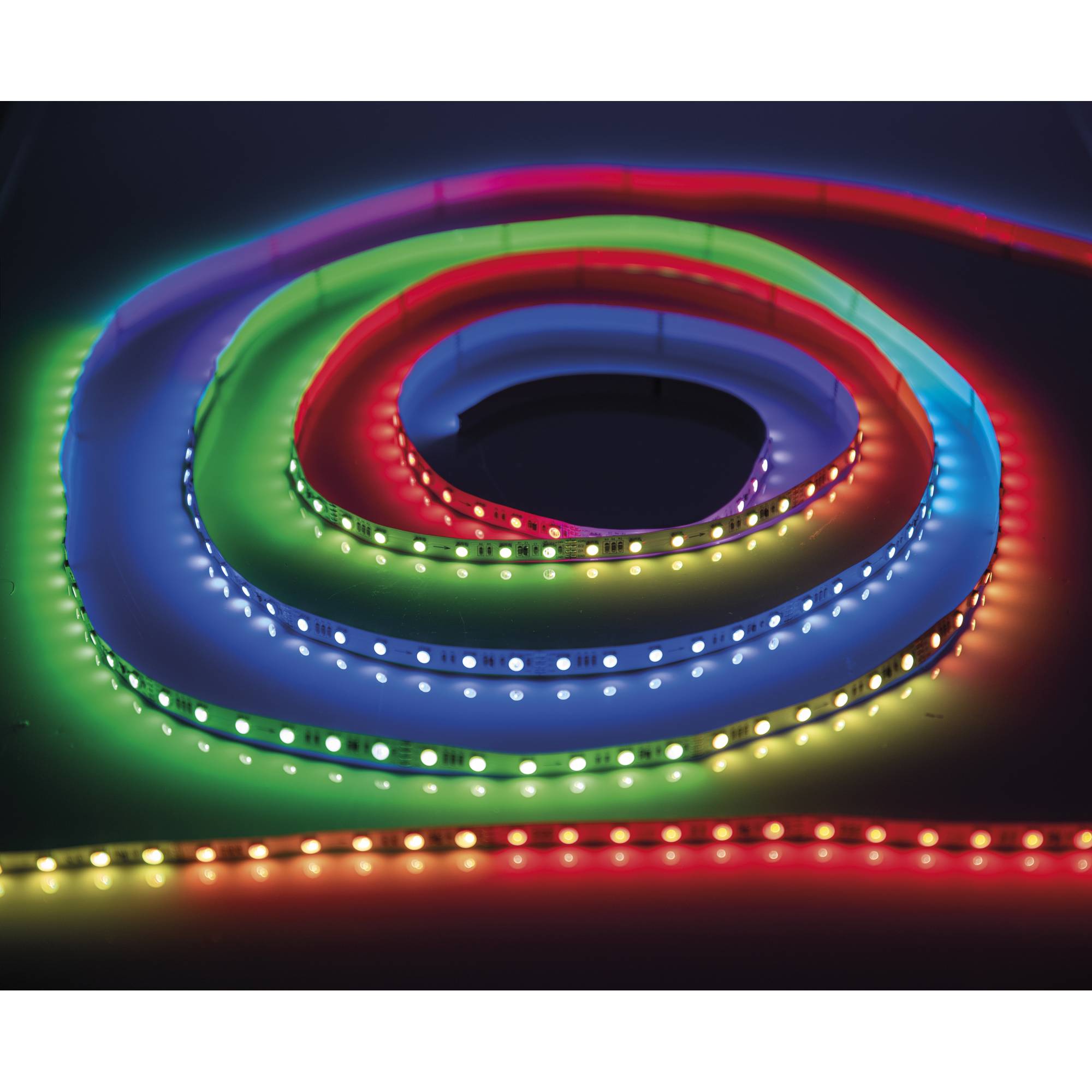 Eine Spirale aus mehrfarbigen LED-Streifenlichtern, die in Rot-, Grün-, Blau- und Rosatönen gegen einen dunklen Hintergrund leuchten.