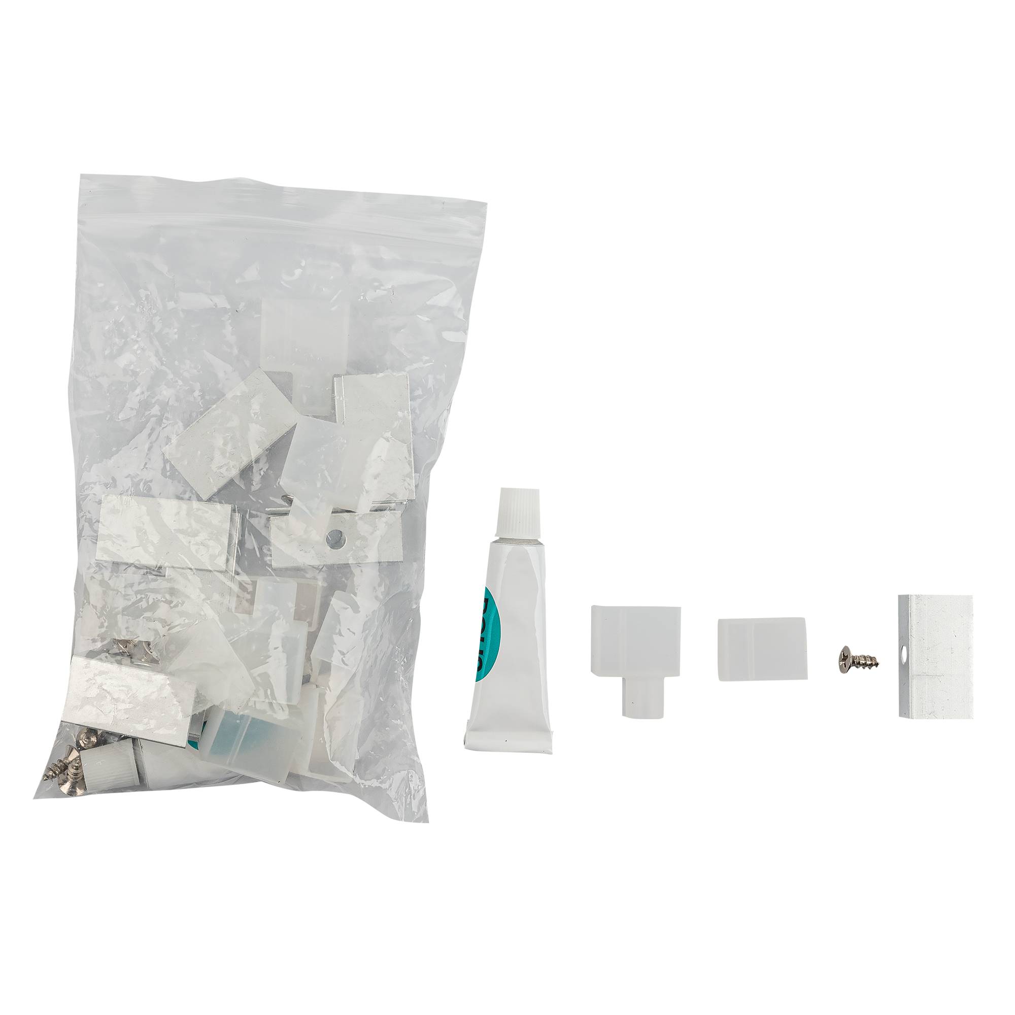 Kunstset mit verschiedenen Materialien: Plastiktasche mit Metallblechen, Leimtuben und kleinen verpackten Gegenständen für kreative Projekte.