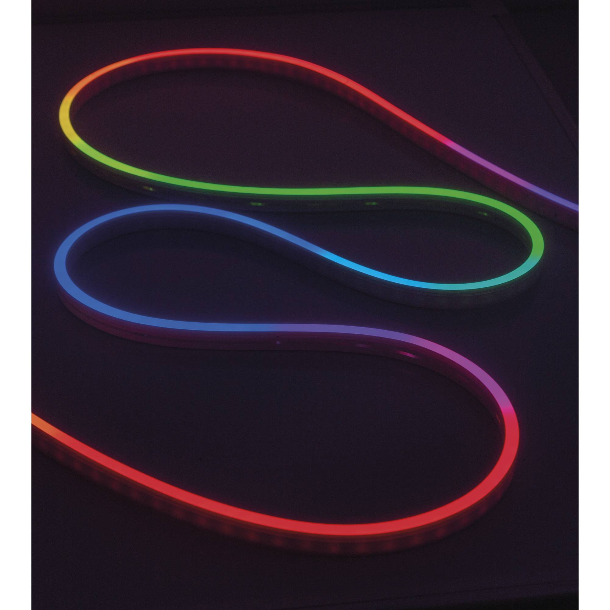 Gebogener LED-Lichtstreifen, der in leuchtenden Regenbogenfarben leuchtet und sich sanft vor einem dunklen Hintergrund schlängelt.