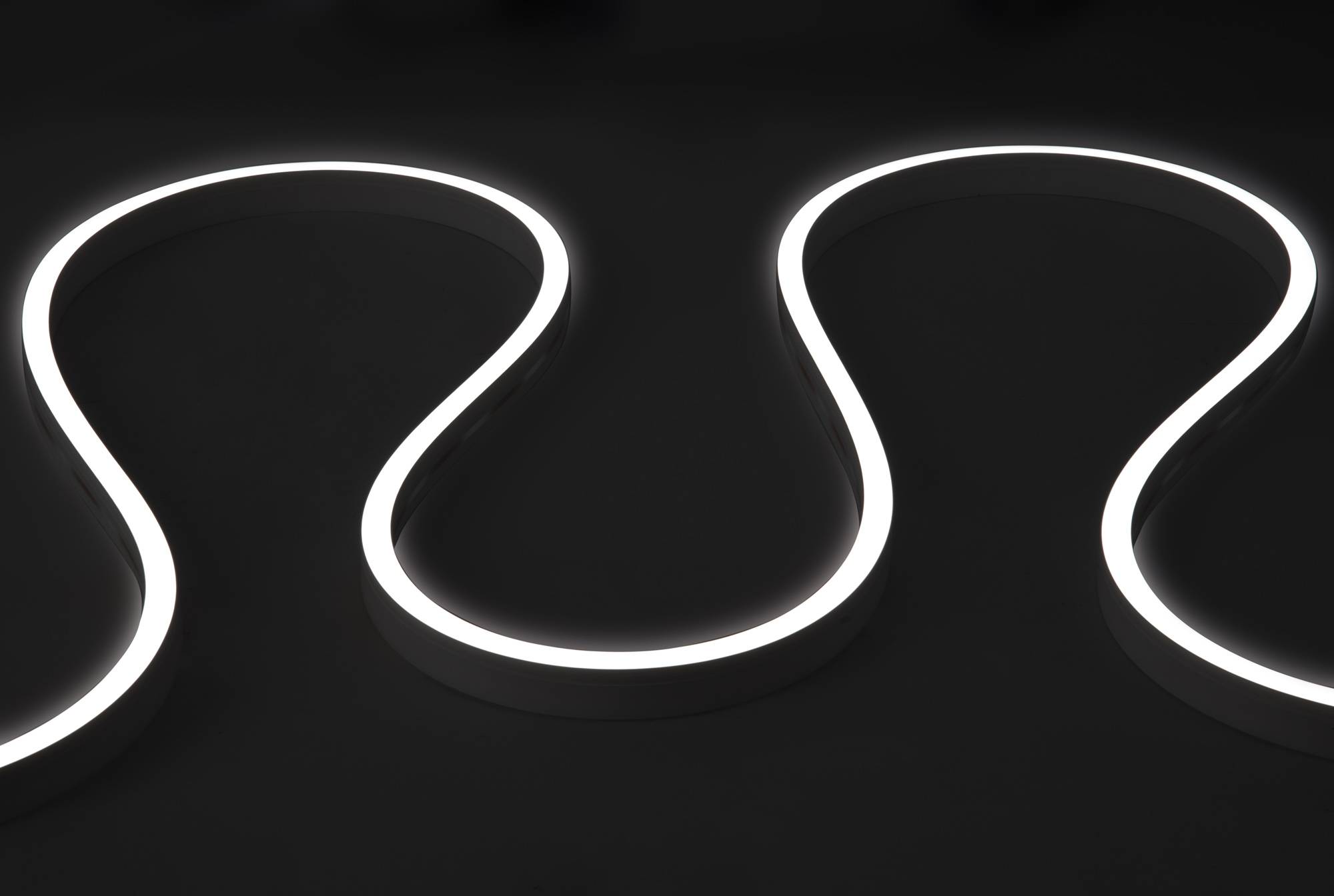 Ein leuchtendes, geschwungenes weißes Neonlicht in Form eines „S