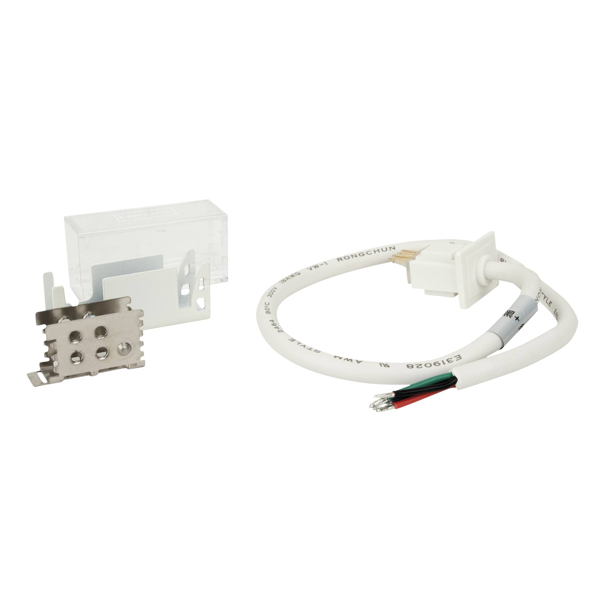 Ein weißer elektronischer Stecker mit Metallkontakten neben einem weißen, geschleiften Kabel mit mehreren farbigen Drähten, die am Ende freilegen.