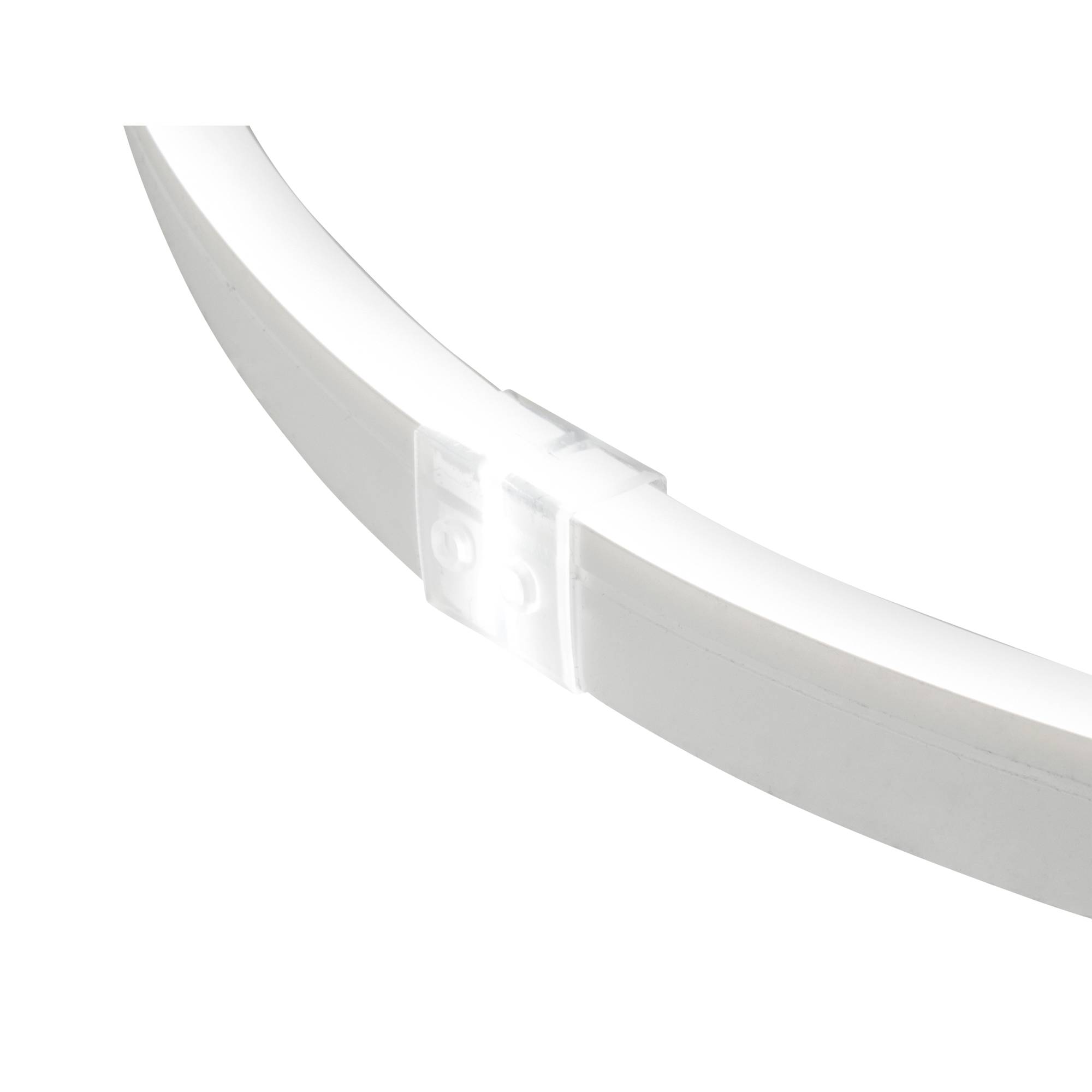 Eine Nahaufnahme eines eleganten, gekrümmten weißen Objekts vor schwarzem Hintergrund. Das Material und der Zweck des Objekts sind nicht eindeutig zu erkennen.