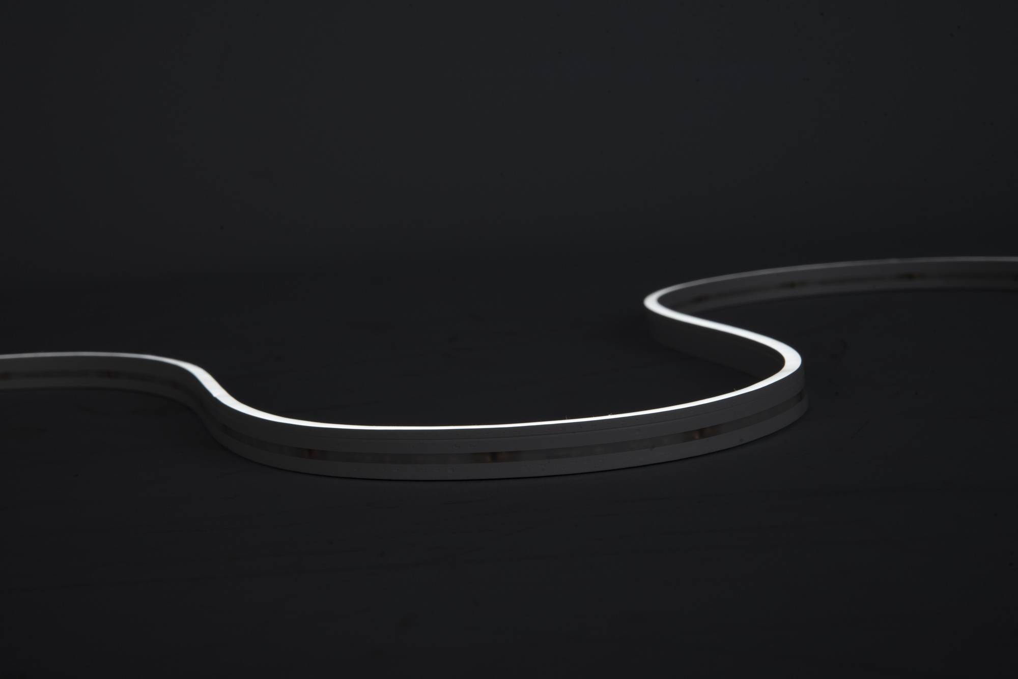 Ein leuchtender weißer, flexibler Lichtstreifen wölbt sich gegen einen dunklen Hintergrund und betont sein elegantes, modernes Design.
