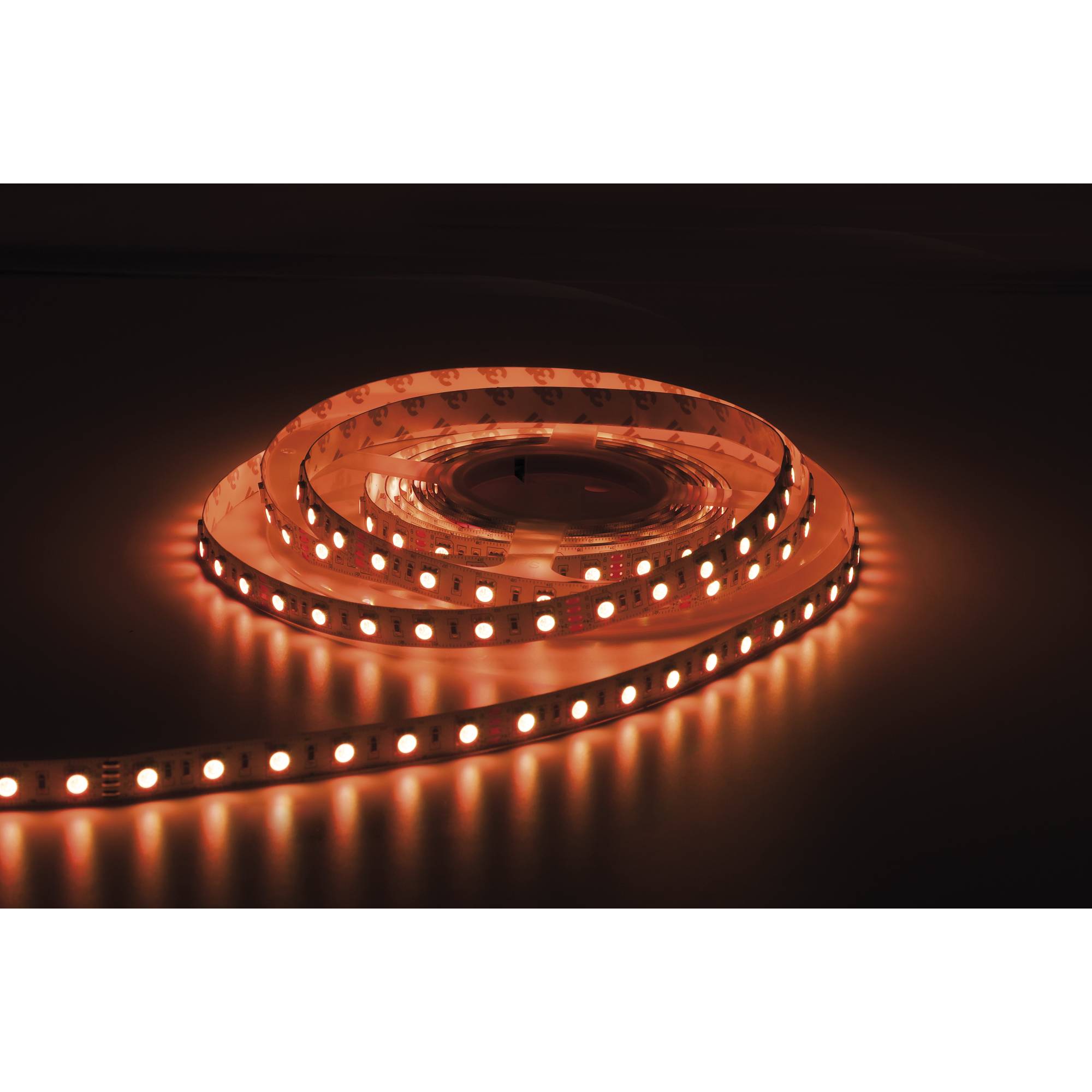 Ein aufgewickeltes LED-Streifenlicht, das in einem warmen Orangeton leuchtet und in einer dunklen Umgebung weiches Umgebungslicht ausstrahlt.