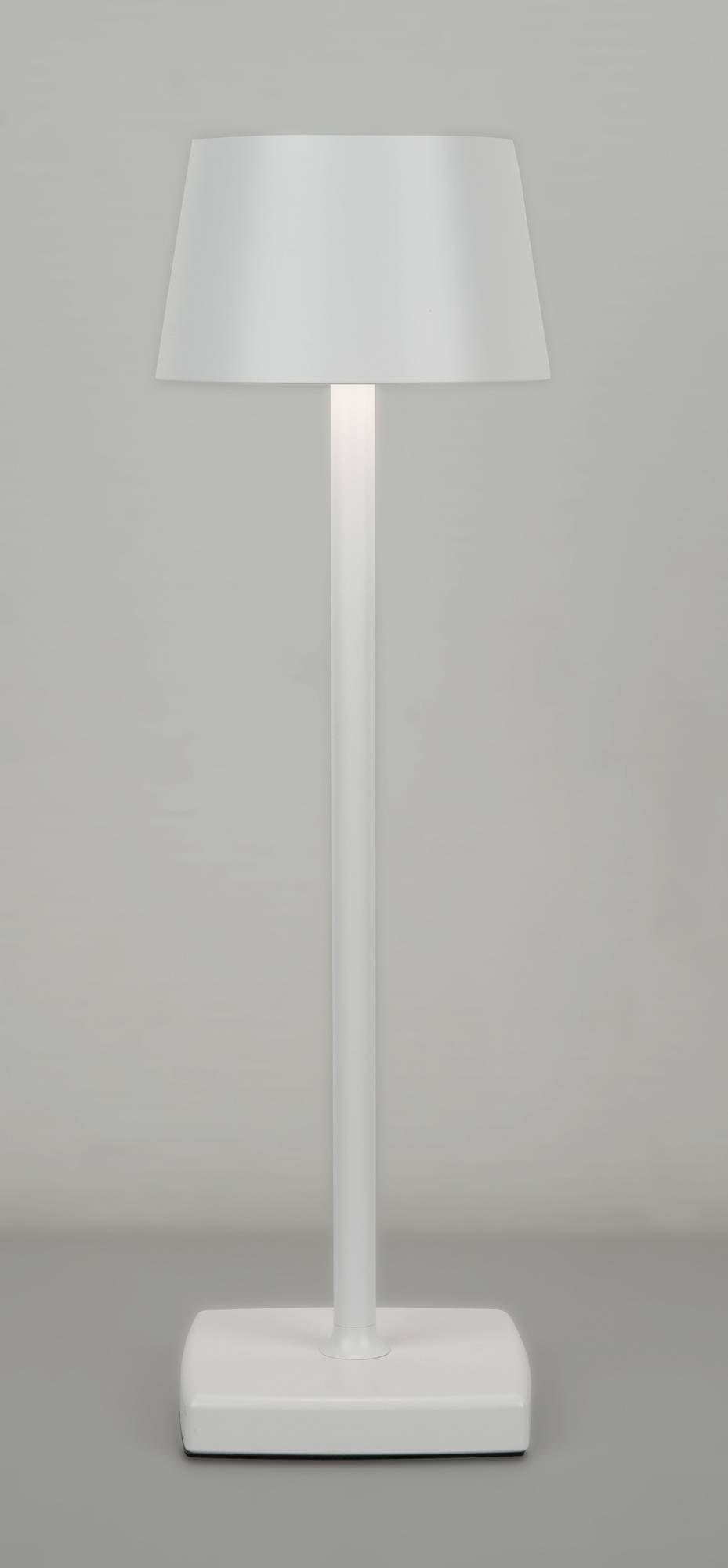 Eine brennende weiße Kerze vor einem neutralen Hintergrund, symbolisierend Einfachheit und Ruhe.