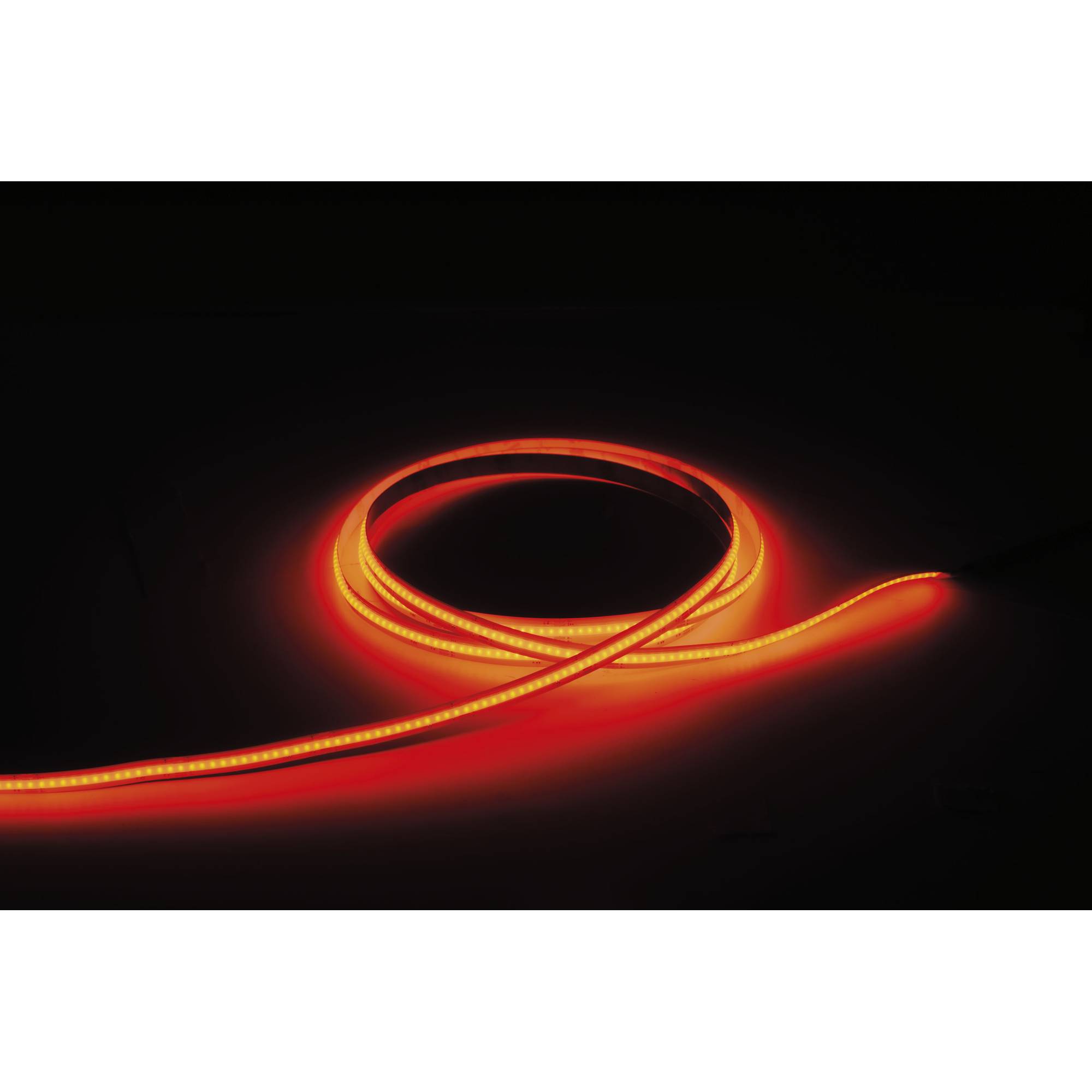 Ein glühender orange und rot leuchtender LED-Streifenlicht, das auf einer dunklen Oberfläche aufgewickelt ist und die umgebende Fläche mit einem warmen, ambiente Glanz erleuchtet.