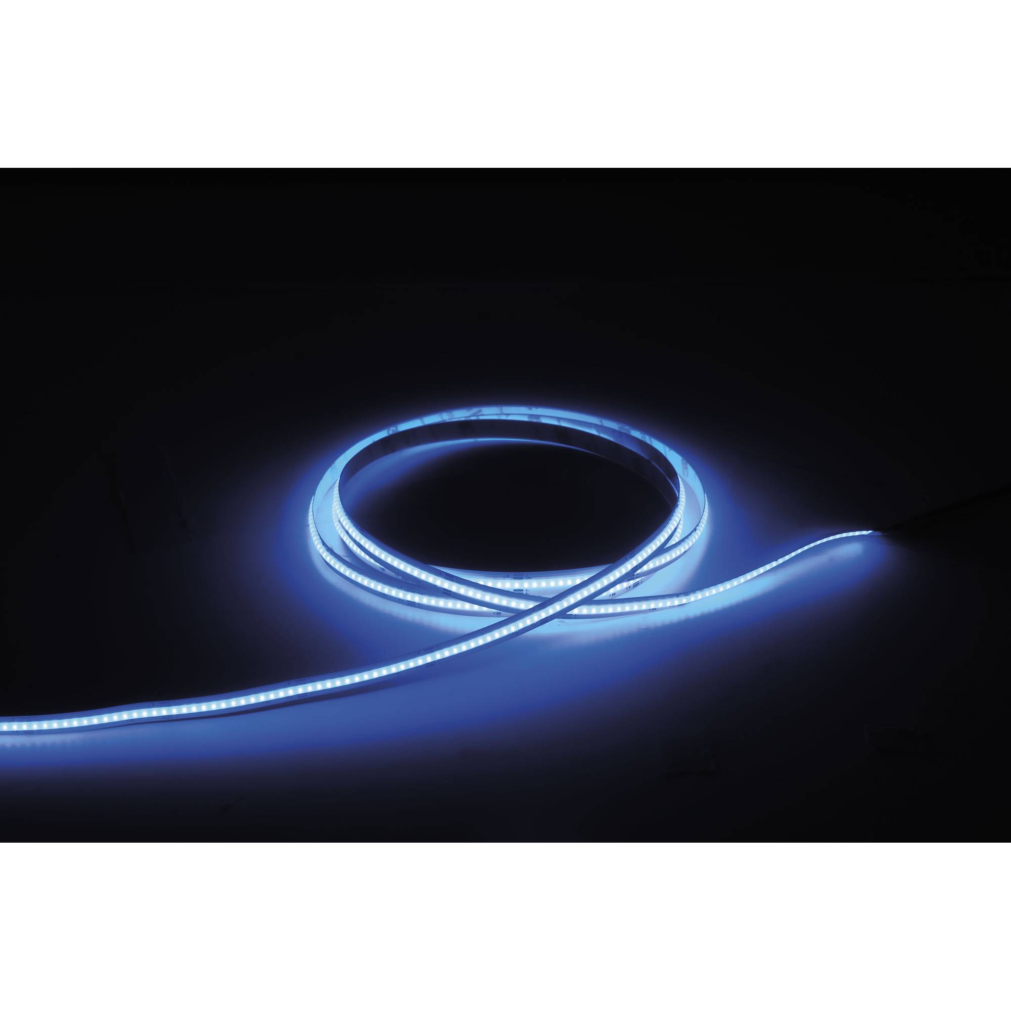 Ein glühendes blaues LED-Lichtband, das auf einer dunklen Oberfläche aufgerollt ist und ein weiches, umgebendes Licht ausstrahlt.