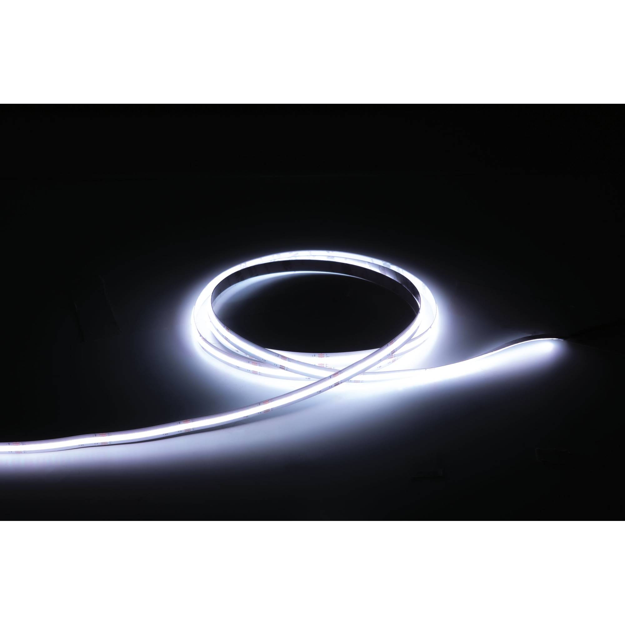 Ein leuchtendes LED-Streifenlicht emittiert ein helles weißes Licht in einer Spiralform und beleuchtet einen dunklen Hintergrund.