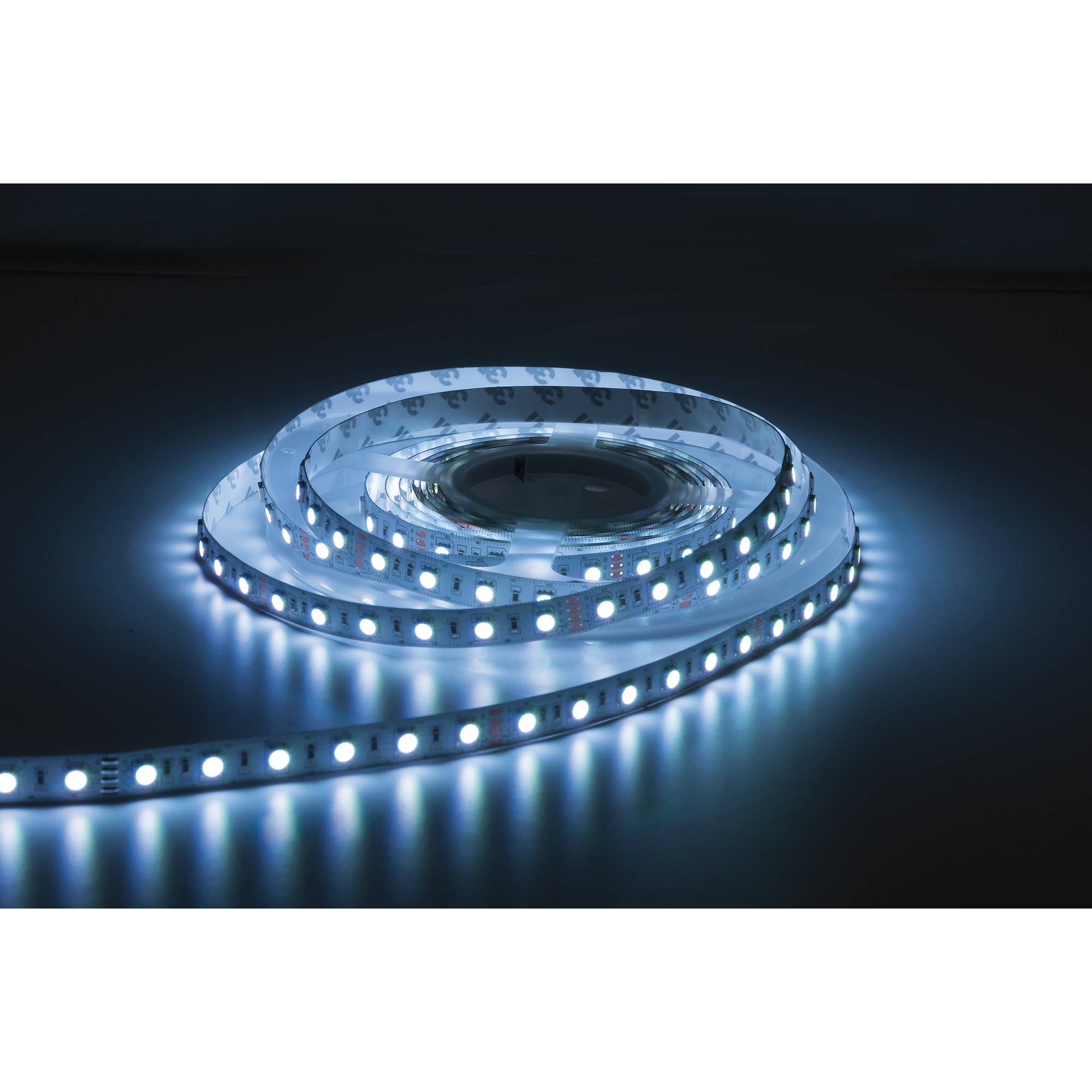 Ein aufgewickelter Streifen von LED-Leuchten emittiert ein kühles weißes Glühen vor einem dunklen Hintergrund.