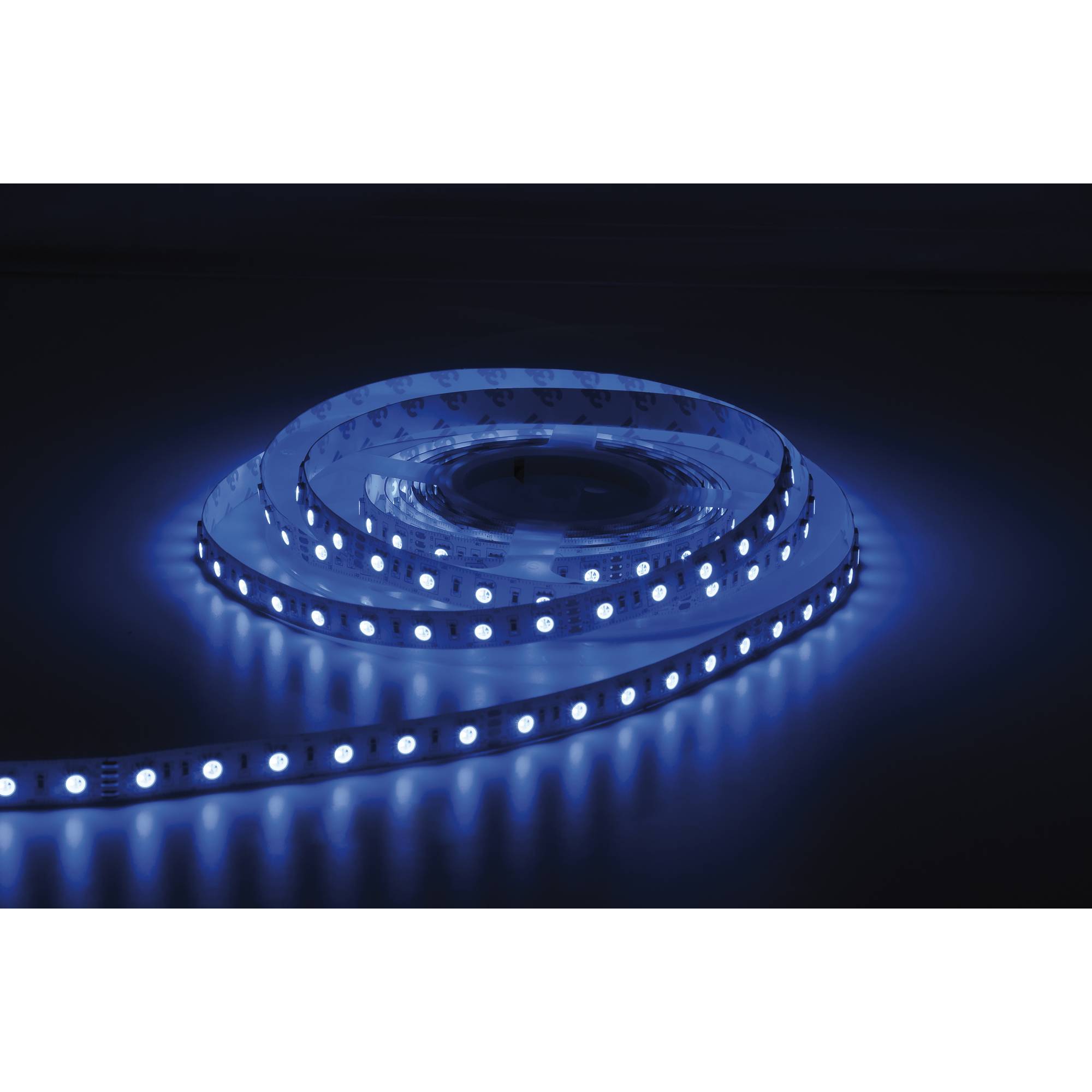 Ein aufgerollter blauer LED-Streifenlichter erzeugt einen sanften Glanz auf einer dunklen Oberfläche, hebt seine Flexibilität hervor und beleuchtet den umgebenden Bereich.